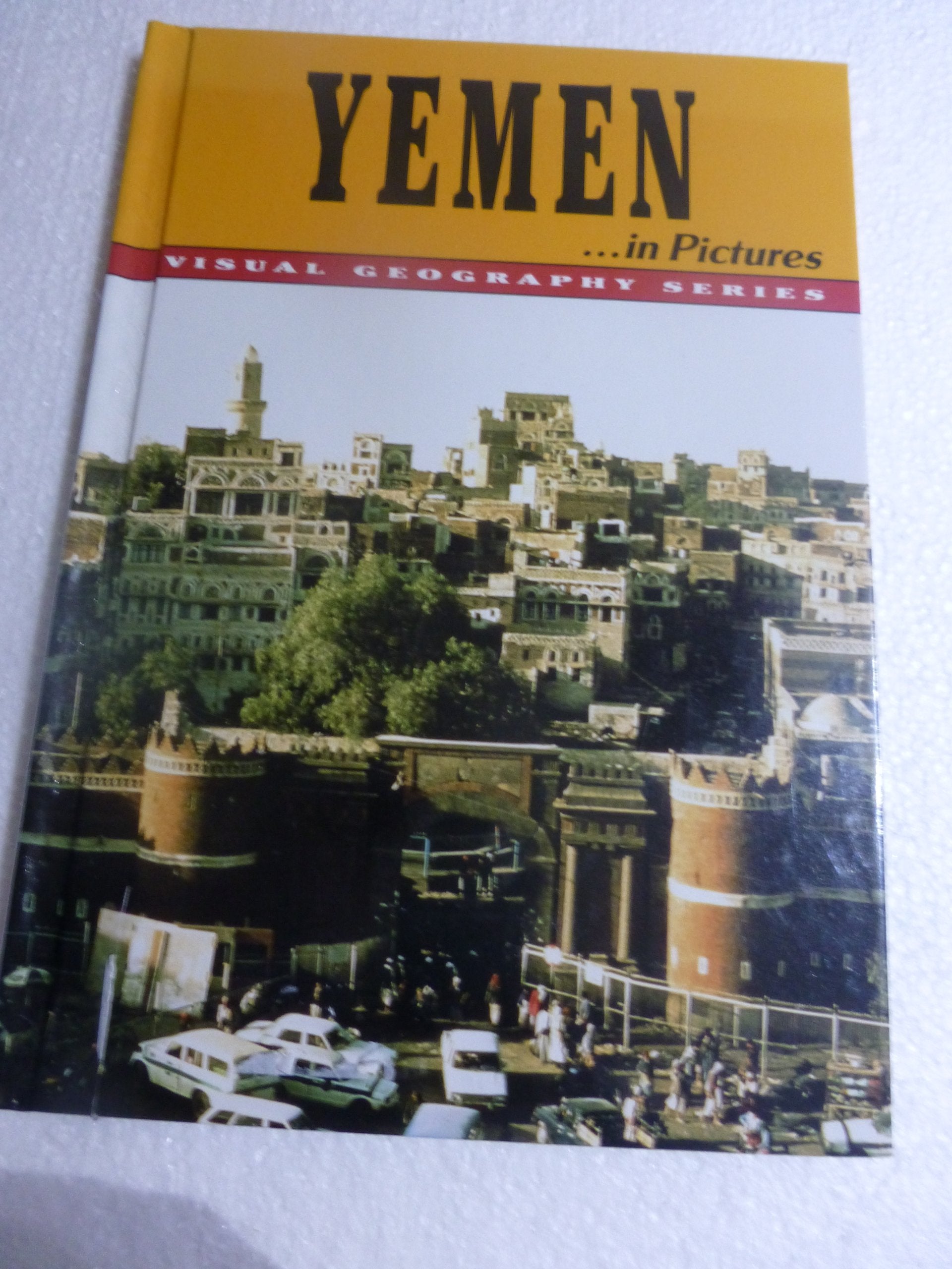Yemen...in Pictures (Visual Geography Series) Politics & History