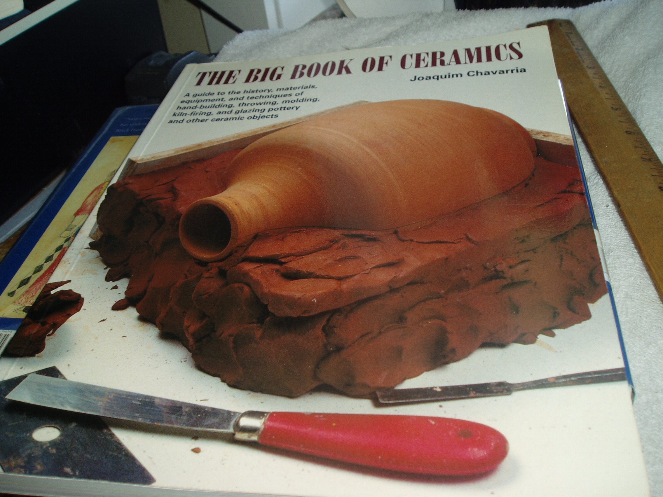 The Big Book of Ceramics: A Guide to the History, Materials, Equipment, and Techniques of Hand-Building, Molding, Throwing, Kiln-Firing, and Glazing Film, Art & Culture