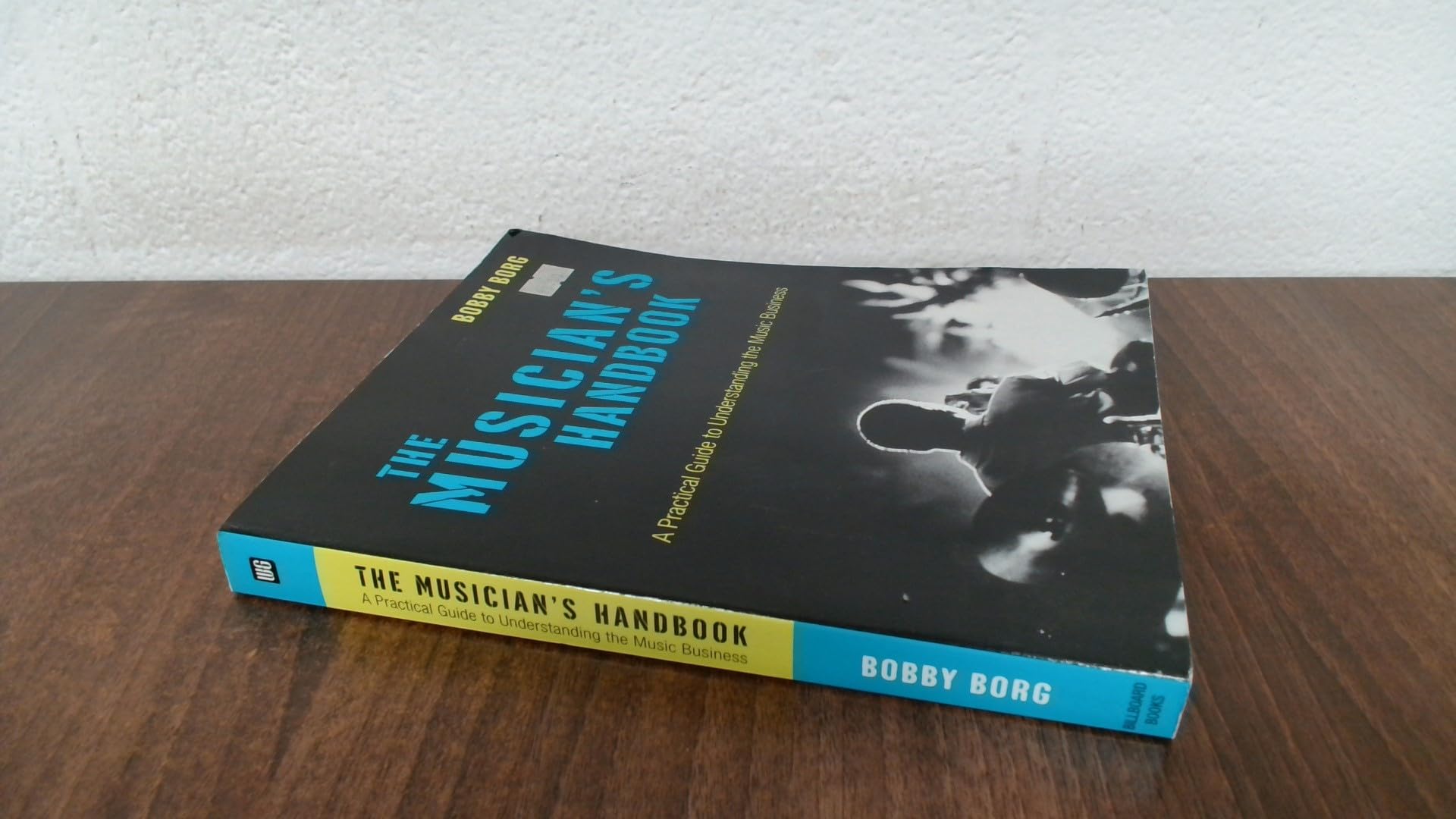 The Musician's Handbook: A Practical Guide to Understanding the Music Business Business, Finance & Career