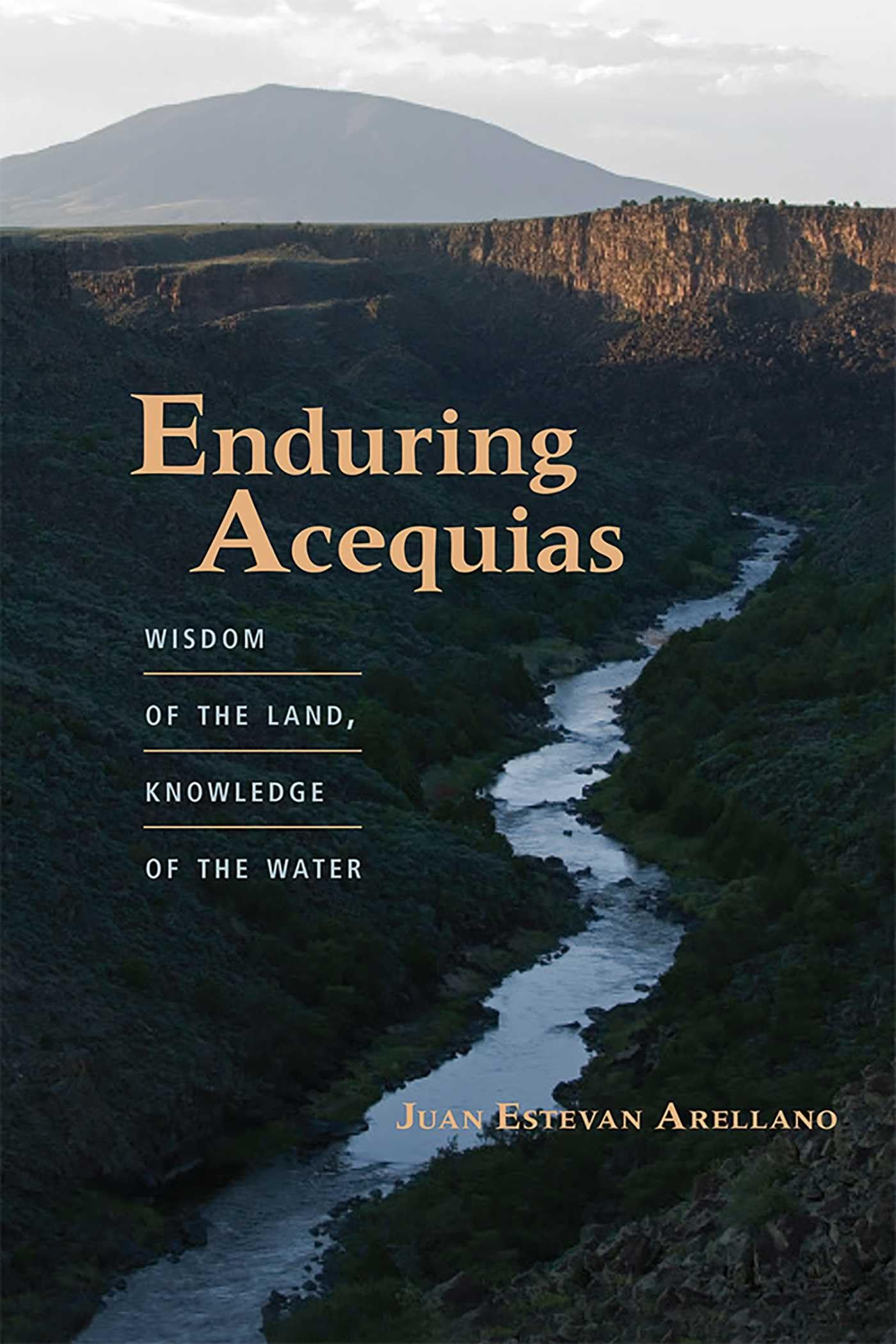 Enduring Acequias: Wisdom of the Land, Knowledge of the Water (Querencias Series) Social Sciences