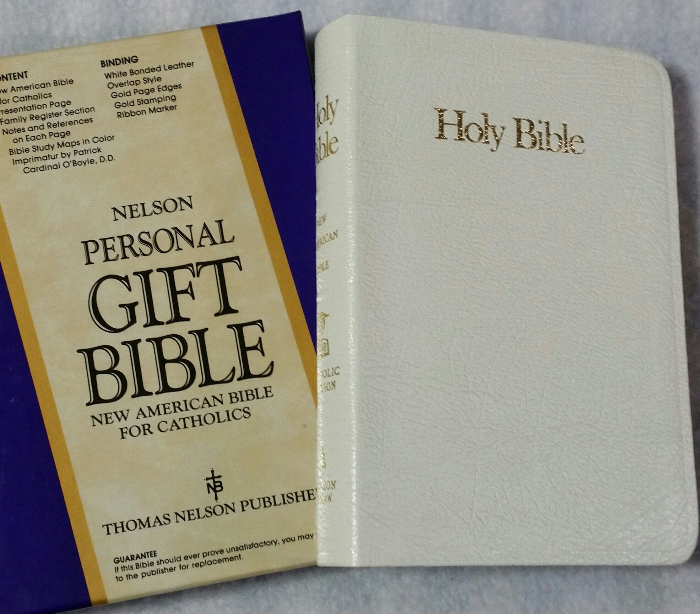 Holy Bible: New American Bible, Personal Size Gift, White Bonded Leather, No. 9024W Religion & Esotericism