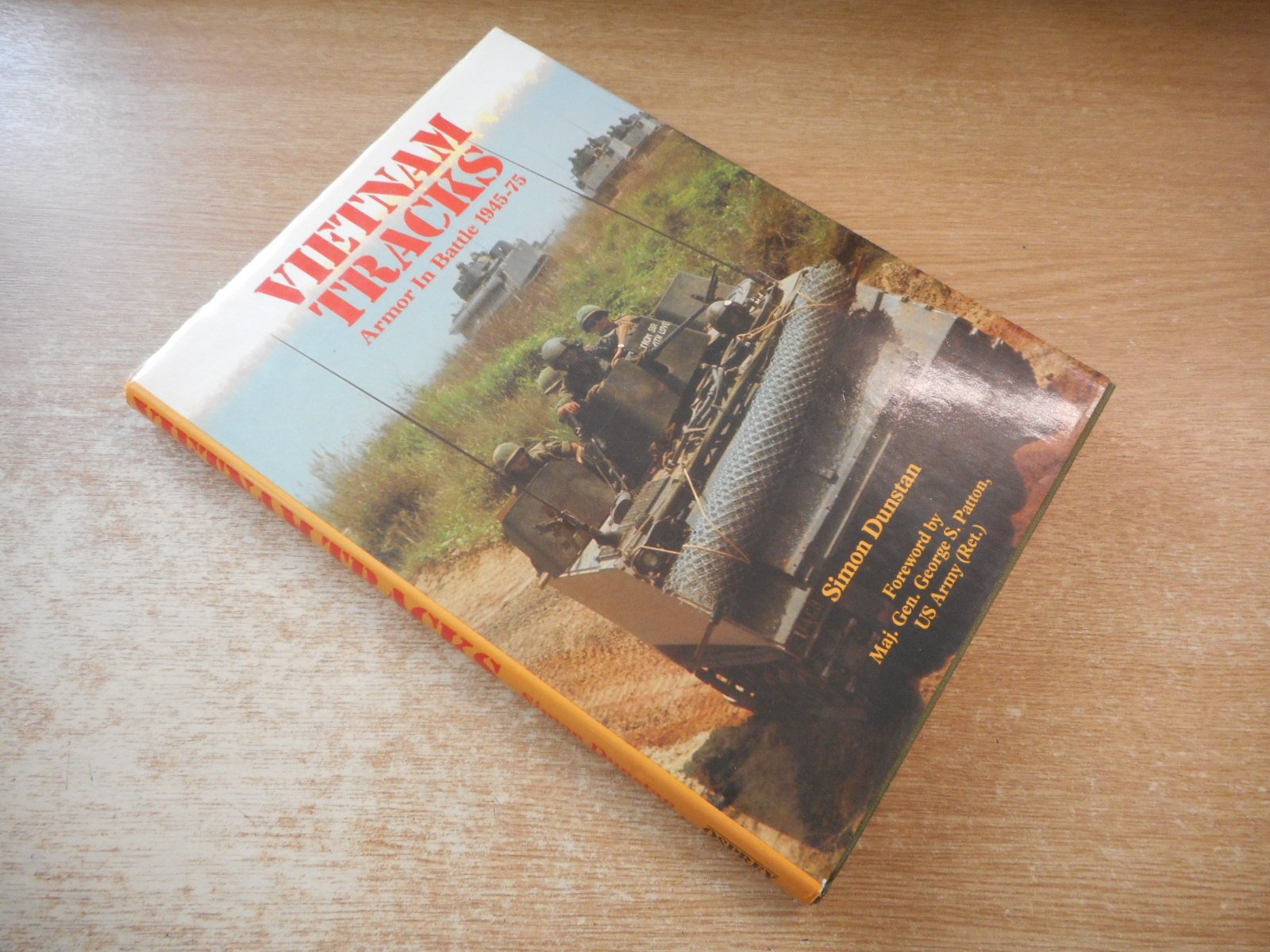 Vietnam Tracks: Armour in Battle, 1945-75 book