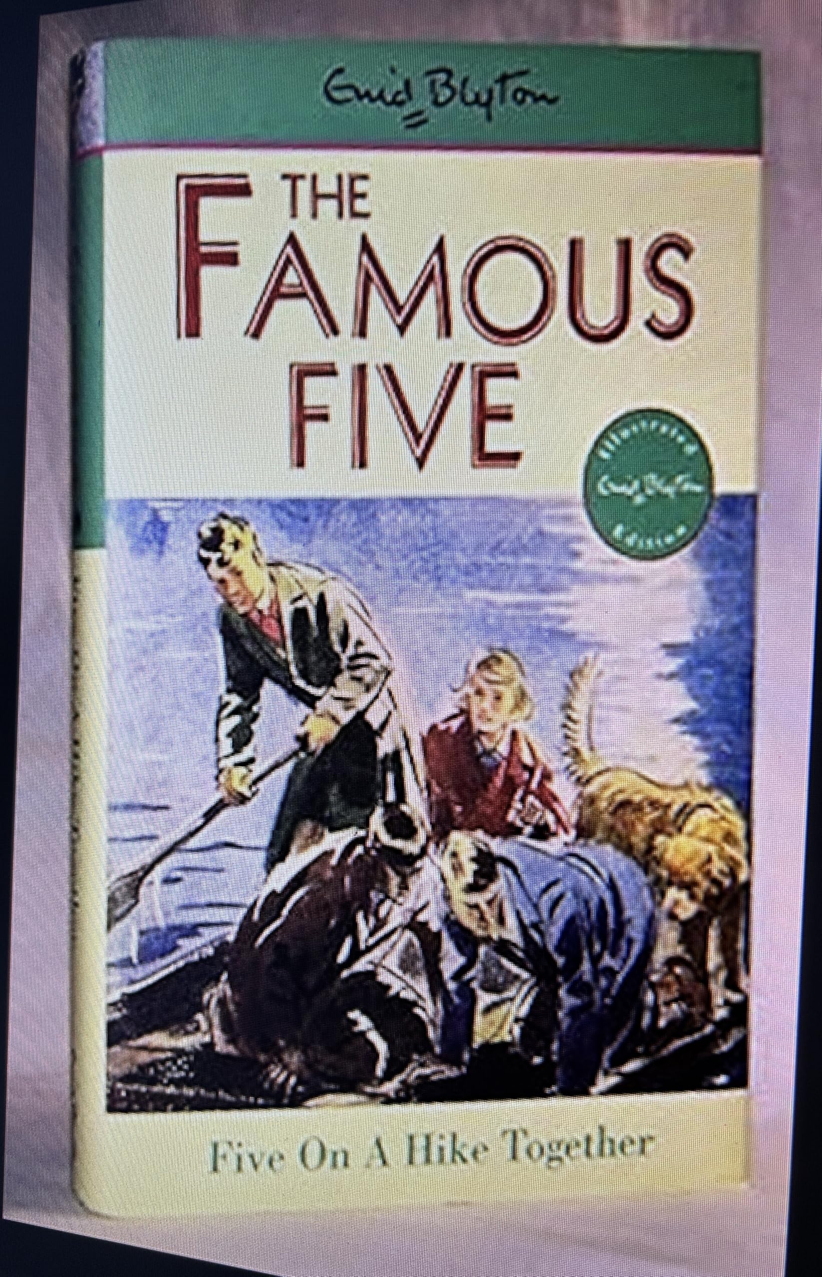Five on a Hike Together (The Famous Five Series III, Band 10) Novels & Short Stories
