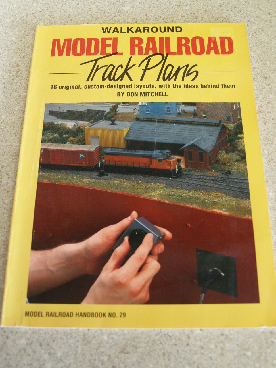 Walkaround Model Railroad Track Plans (Model Railroad Handbook, 29, Band 29) Hobbies & Crafts