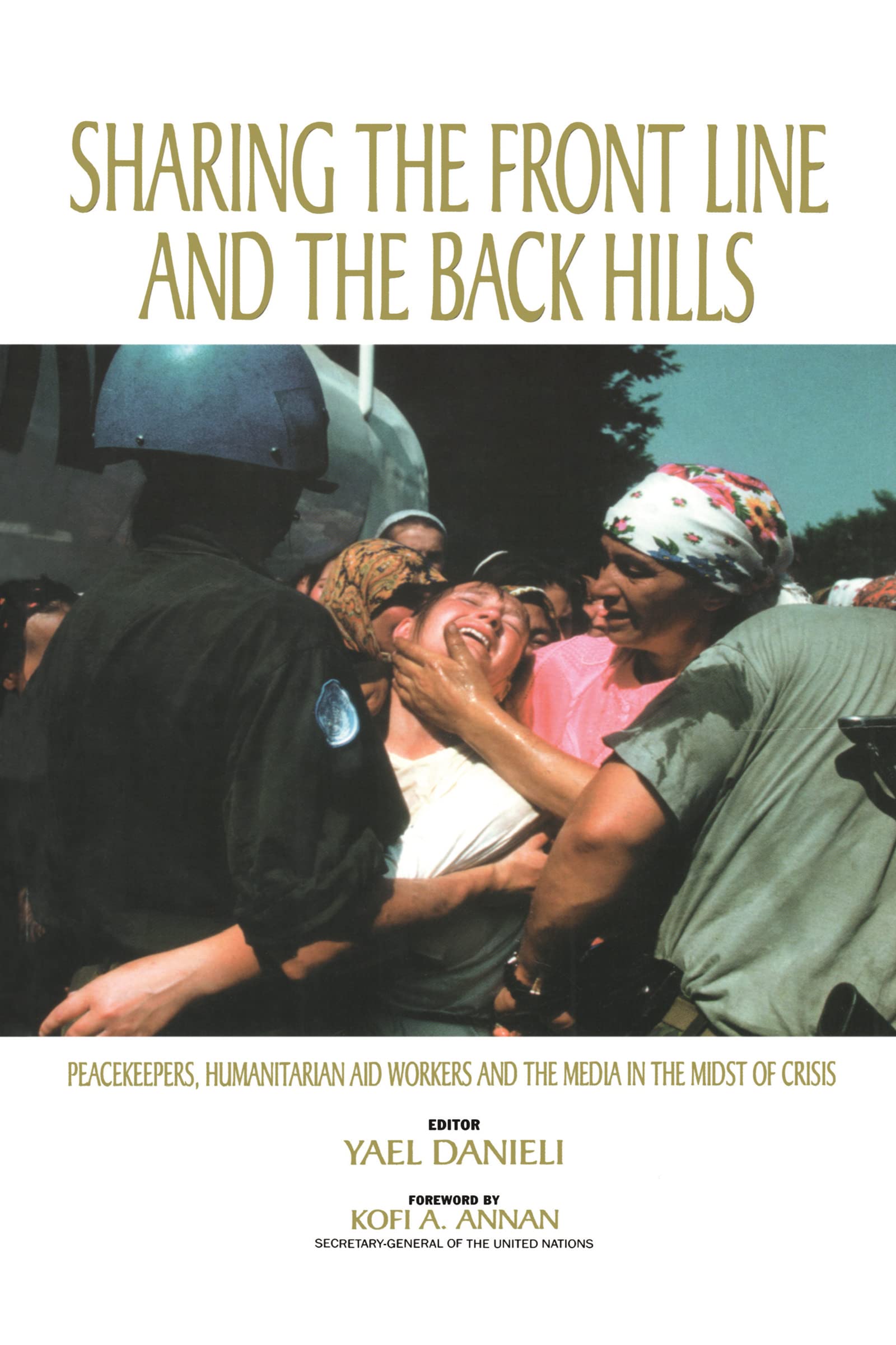 Sharing the Front Line and the Back Hills: International Protectors and Providers - Peacekeepers, Humanitarian Aid Workers and the Media in the Midst of Crisis Social Sciences