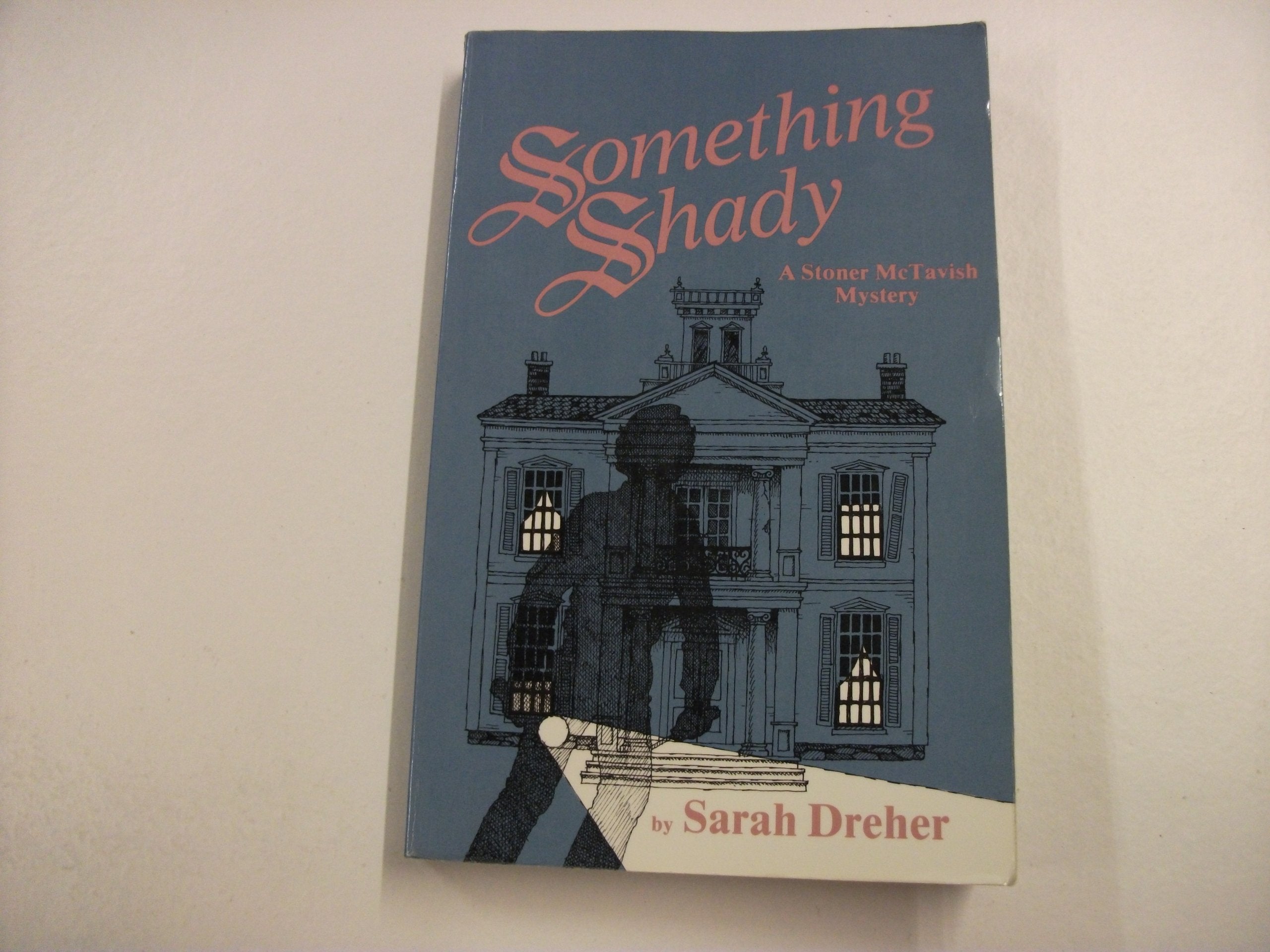 Something Shady: A Stoner McTavish Mystery (Stoner McTavish Mysteries) LGBTQ+