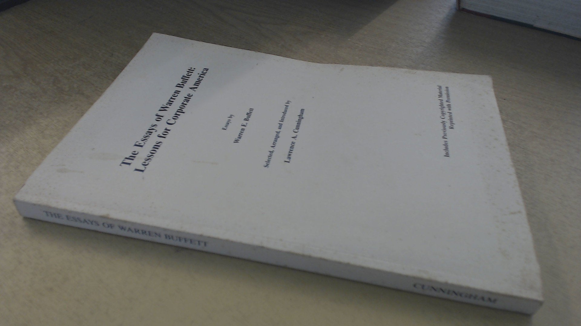 Essays of Warren Buffett: Lessons for Corporate America Business, Finance & Career