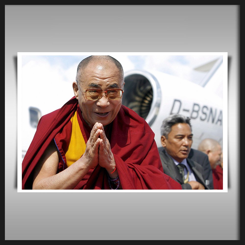 DALAI LAMA IN PARAYER A1 SCHWERE BAUMWOLLE LEINWAND KUNSTDRUCK 90X60CMS Books