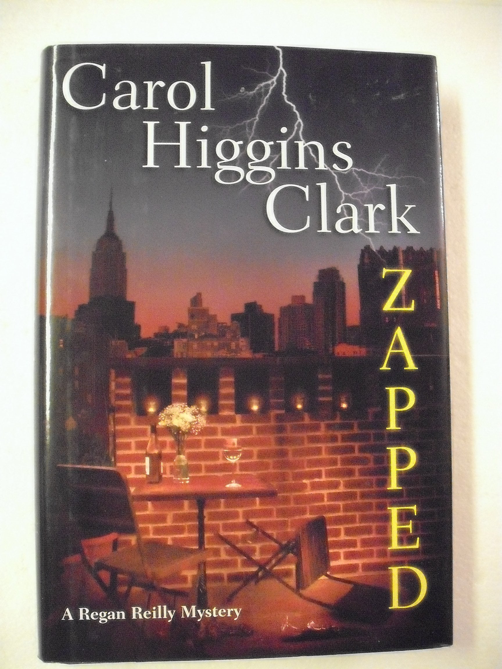 Zapped: A Regan Reilly Mystery (Regan Reilly Mysteries) Humour & Satire