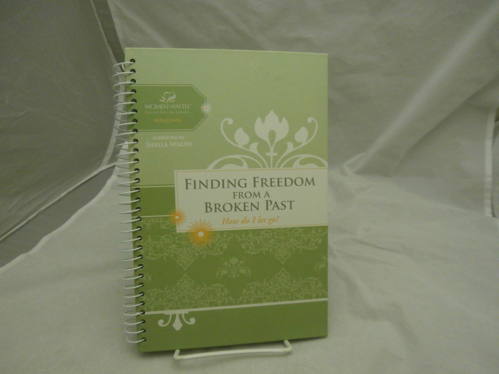 Finding Freedom From a Broken Past: How do I let go? (Women of Faith) Religion & Esotericism