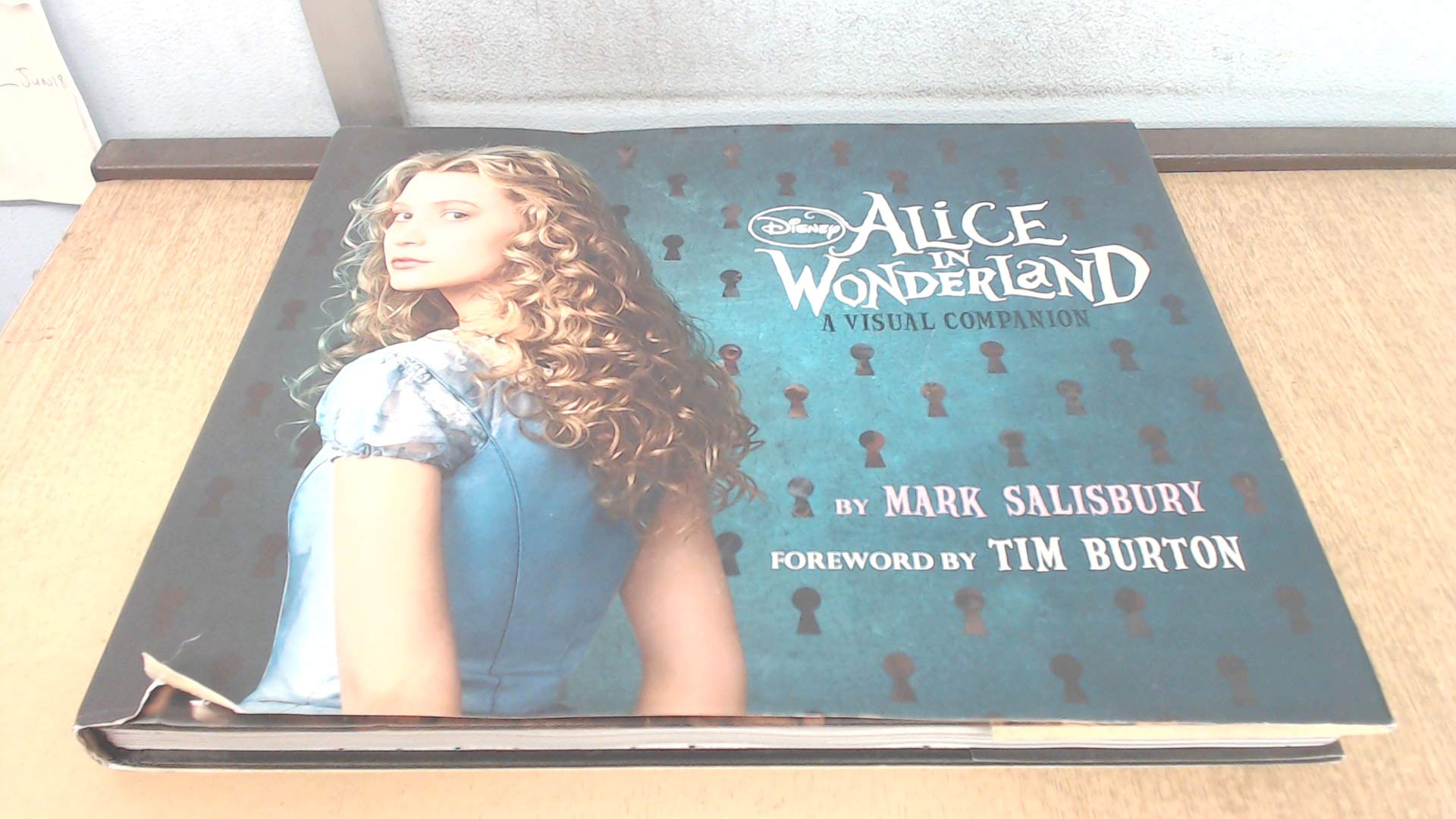 Disney: Alice in Wonderland: A Visual Companion (Featuring the motion picture directed by Tim Burton): Foreword by Tim Burton (Disney Editions Deluxe (Film)) Film, Art & Culture