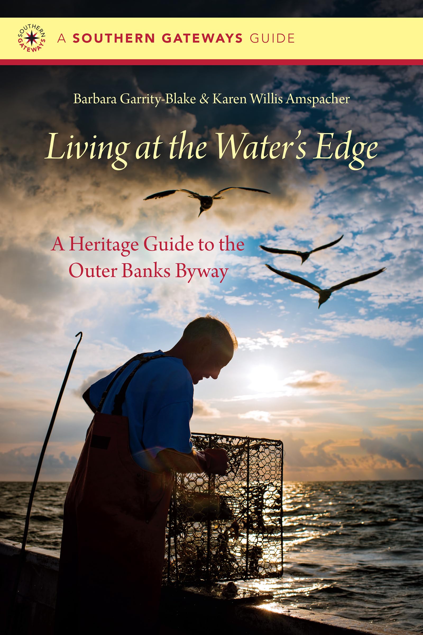 Living at the Water's Edge: A Heritage Guide to the Outer Banks Byway (Southern Gateways Guides) Social Sciences