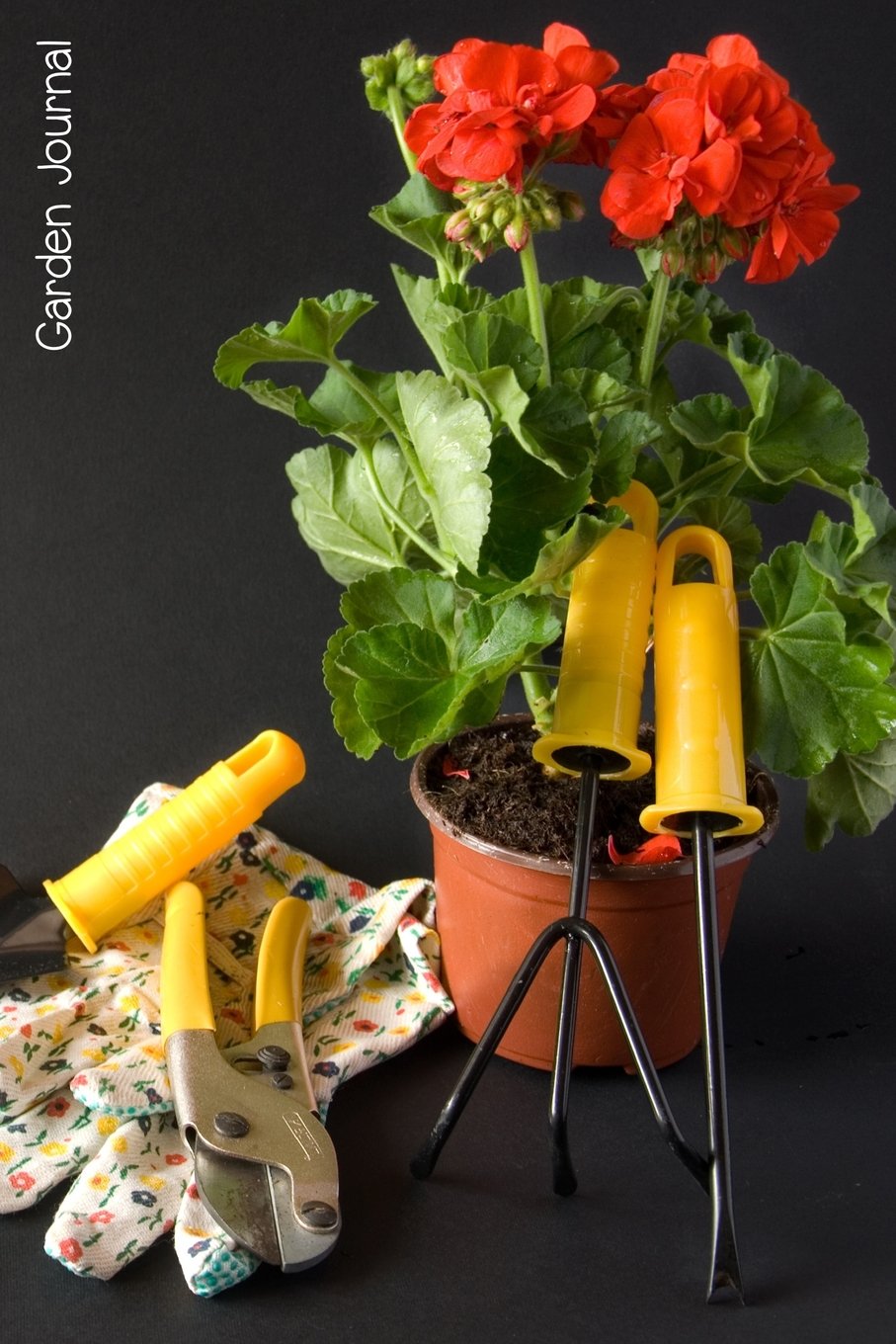 Garden Journal: Geranium and Tools Gardening Journal, Lined Journal, Diary Notebook 6 x 9, 180 Pages (Gardening Journals) Garden & Plants