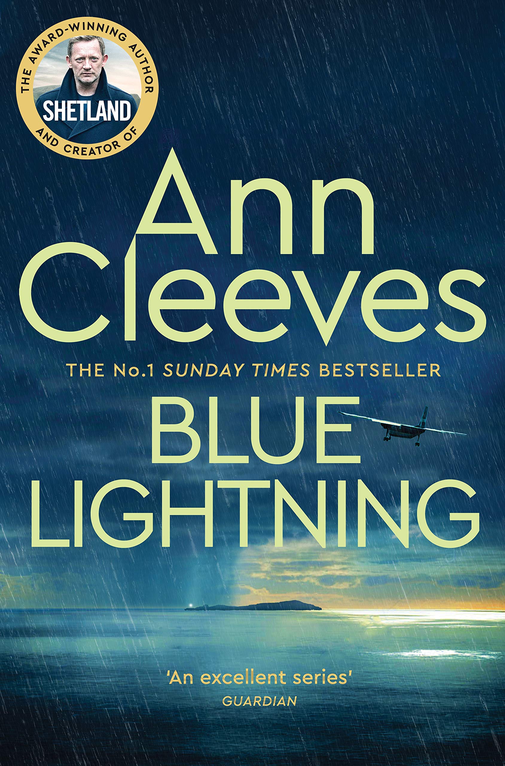 Blue Lightning: Jimmy Perez Investigates a Sinister Crime on a Remote Island from the Sunday Times Bestseller (Shetland, 4) Contemporary literature Books