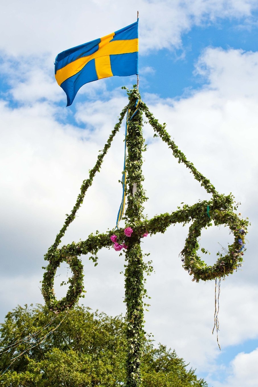 Traditional Swedish Midsummer Pole with Flag of Sweden Journal: 150 page lined notebook/diary Travel