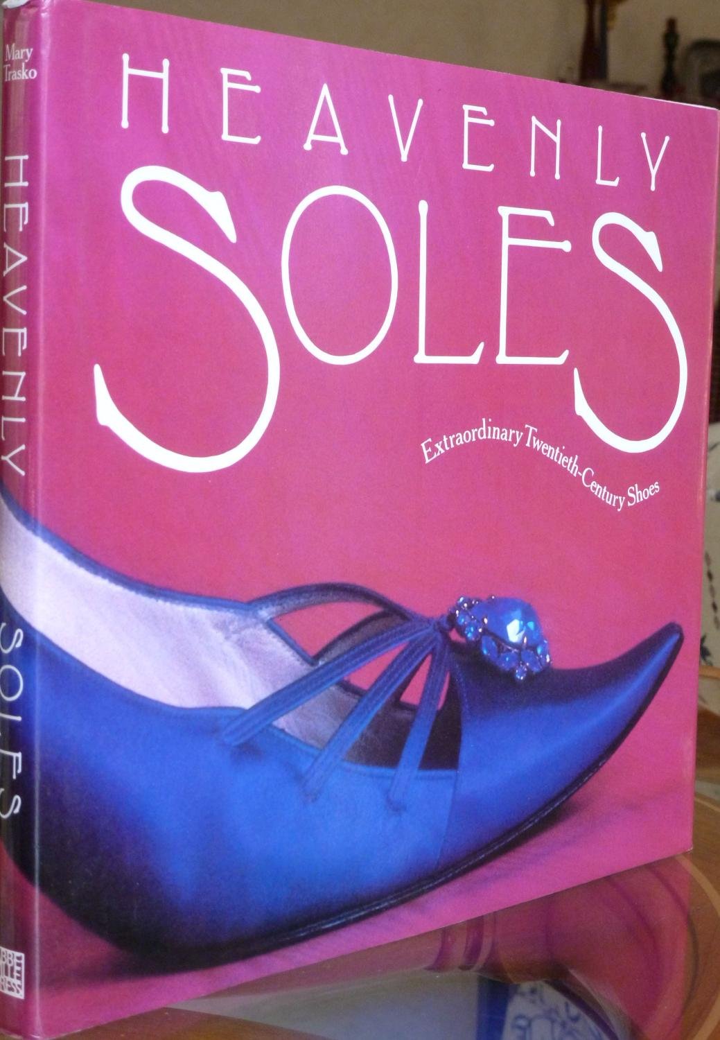 Heavenly Soles: Extraordinary Twentieth Century Shoes Social Sciences