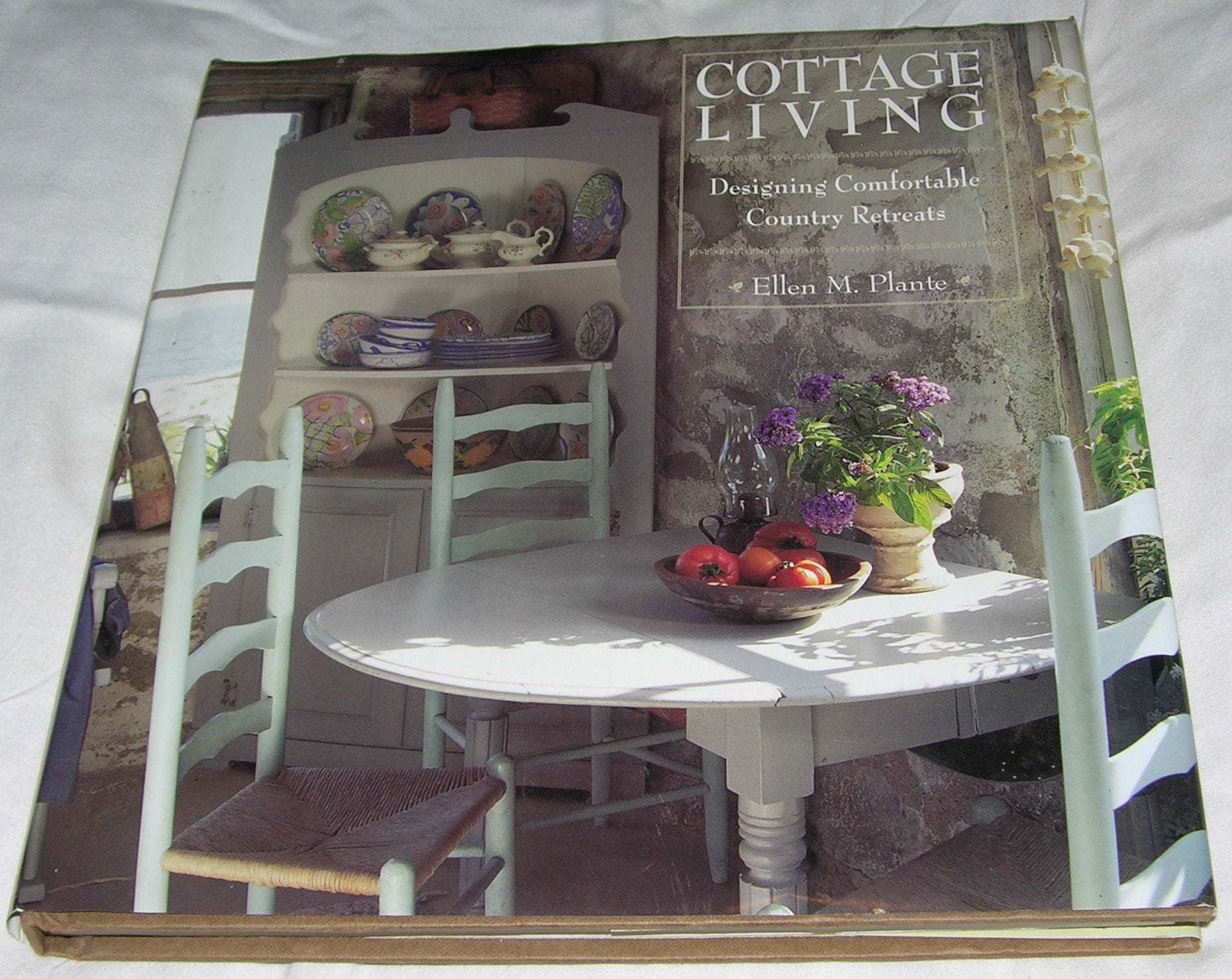 Cottage Living: Designing Comfortable Country Retreats Hobbies & Crafts