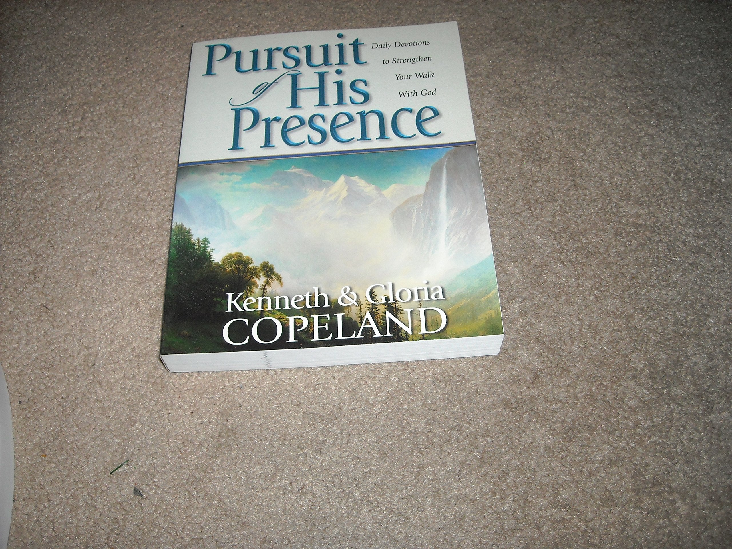 Pursuit of His Presence: Daily Devotions to Strengthen Your Walk With God Religion & Esotericism