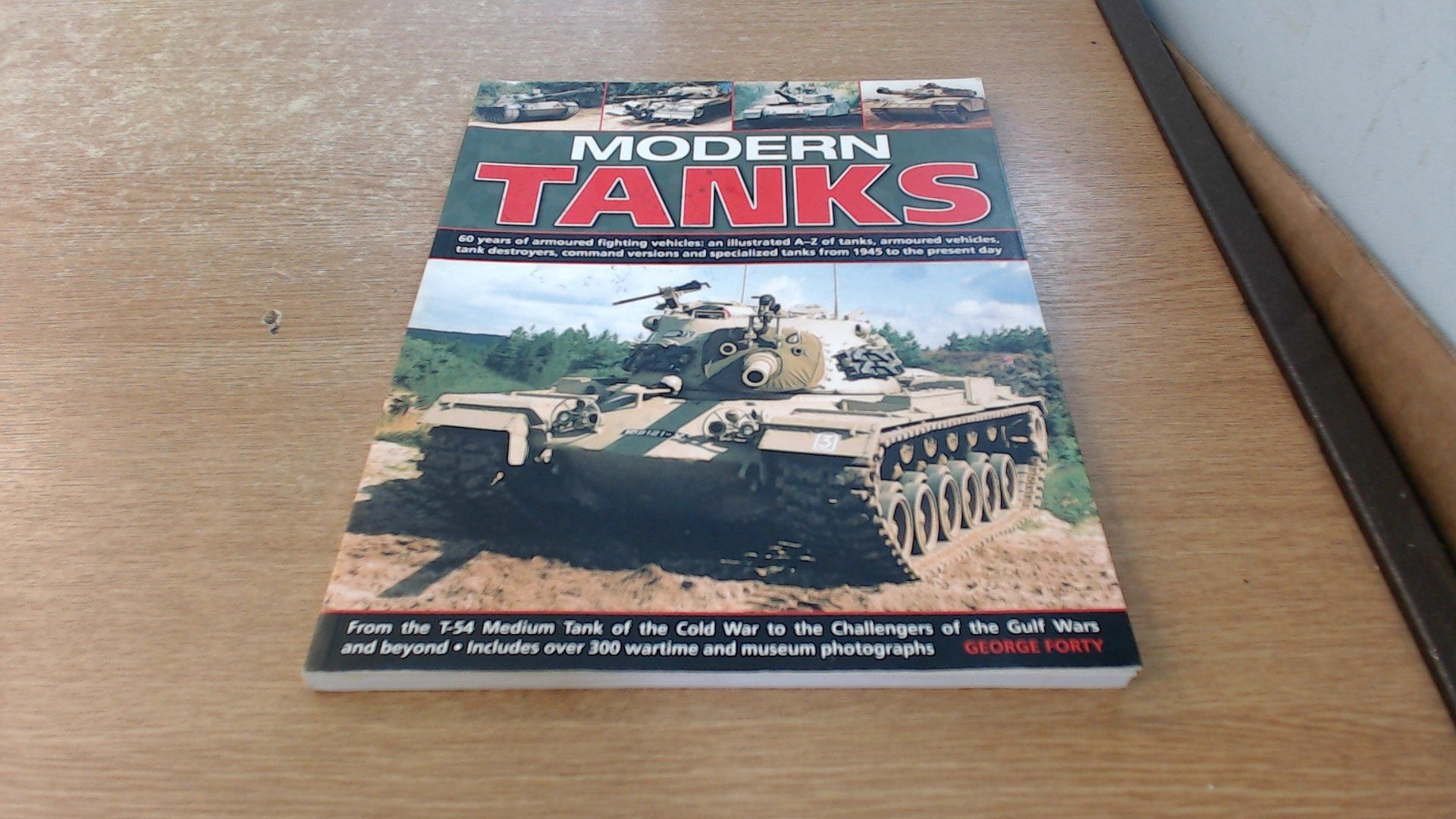 Modern Tanks: 60 Years of Armoured Fighting Vehicles - An Illustrated A-Z Catalogue of Tanks, Armoured Vehicles, Tank Destroyers, Command Versions and Specialized Tanks from 1945 to the Present Day Social Sciences