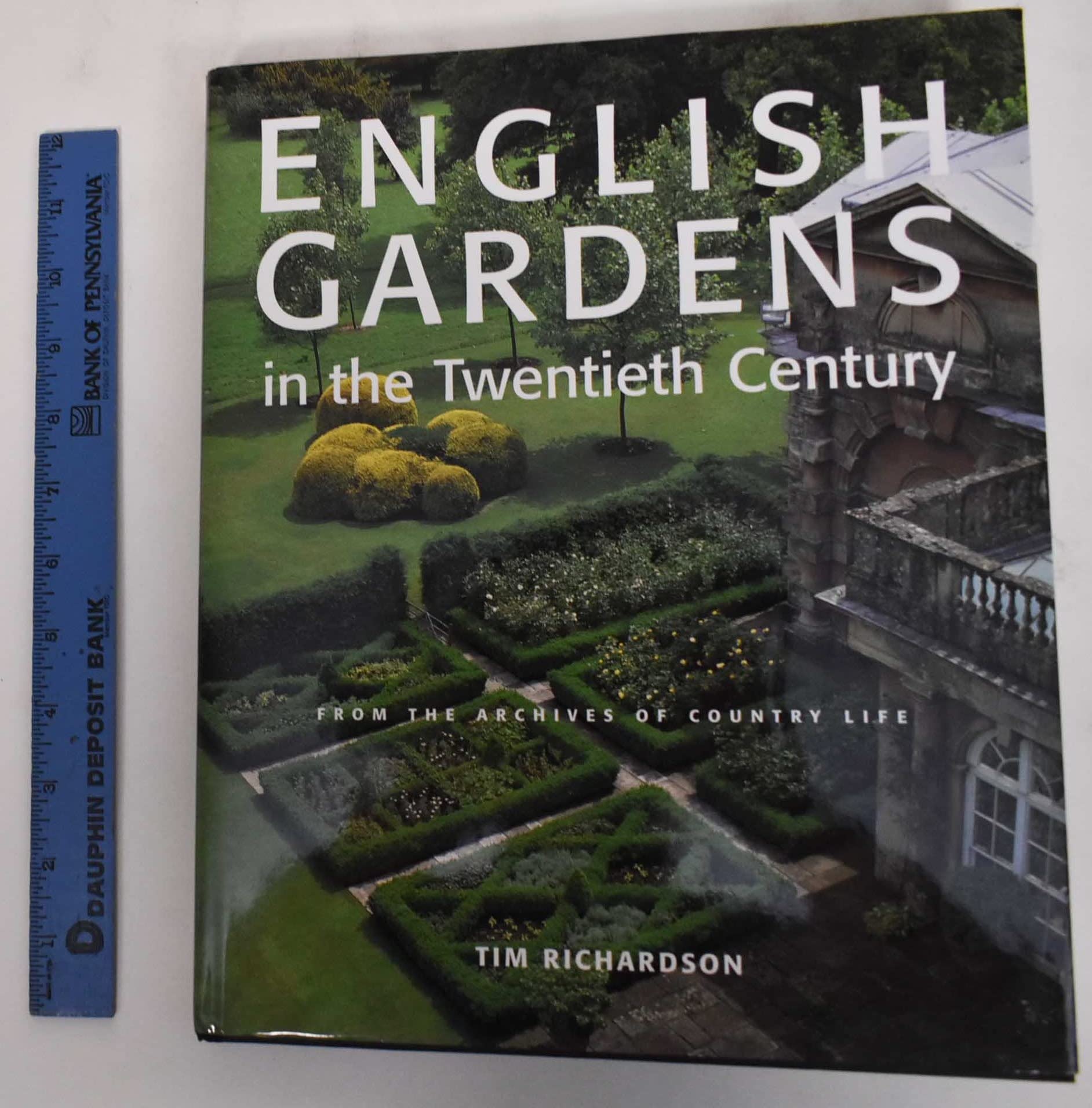 English Gardens in the Twentieth Century: From The Archives Of Country Life Garden & Plants