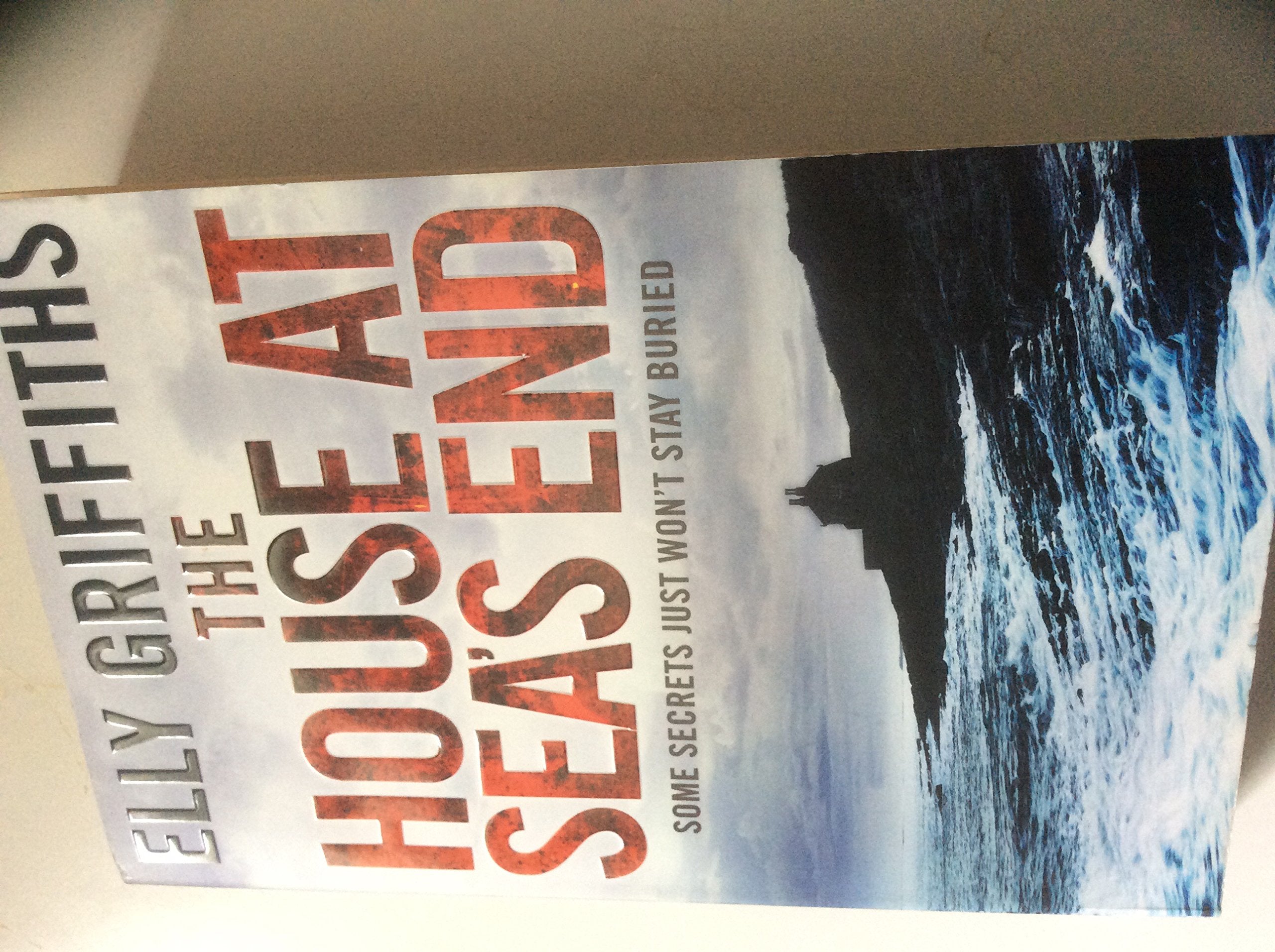 The House at Sea's End: Some secrets just won't stay buried (The Dr Ruth Galloway Mysteries) Contemporary literature