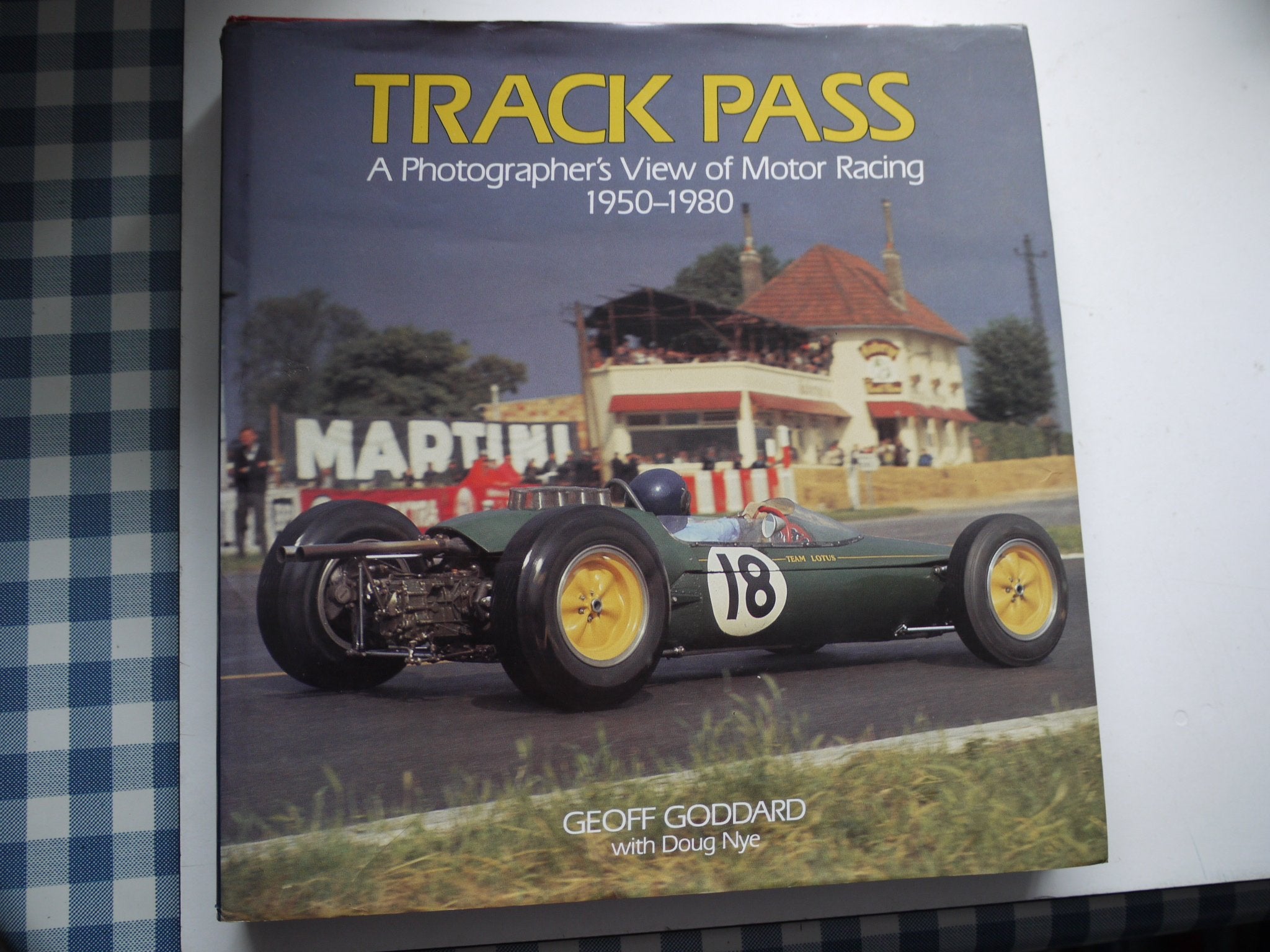 Track Pass: A Photograher's View of Motor Racing: 1950 - 1980 (Photographer's View of Motor Racing 1950-1980) Travel Books