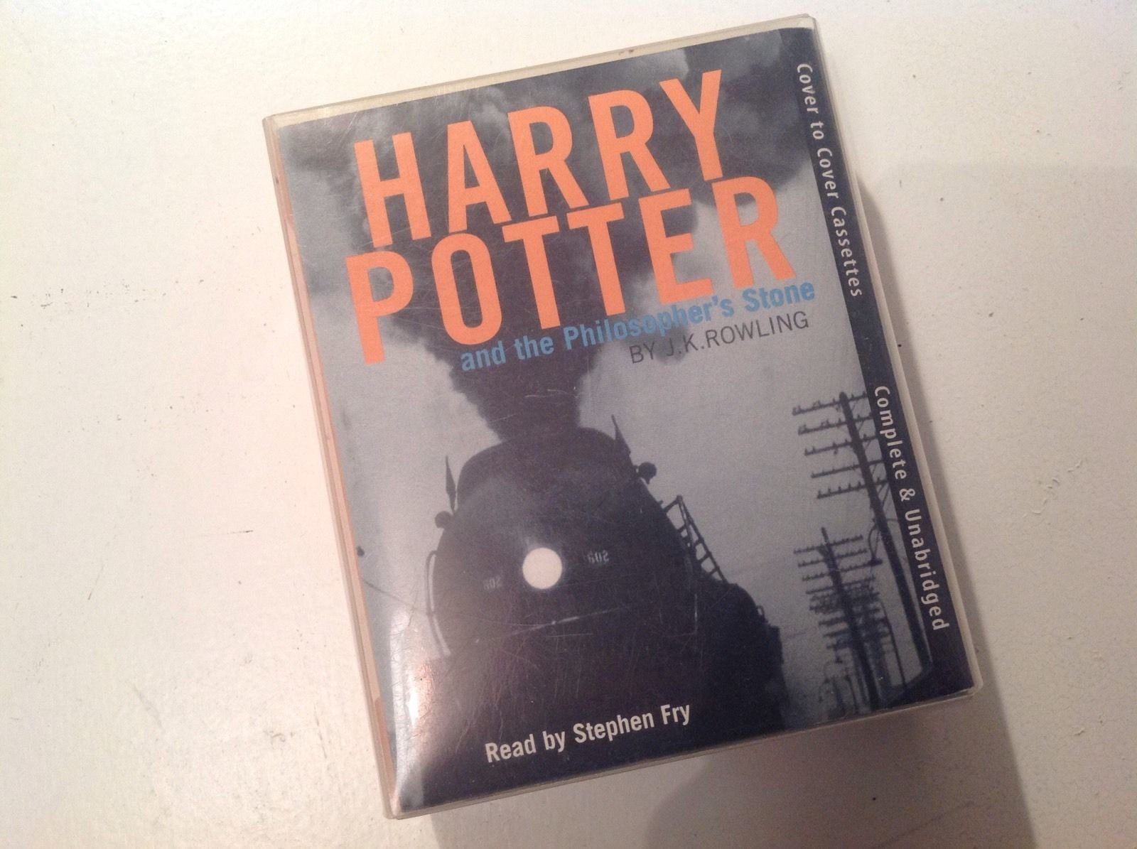 Vol.1 : Harry Potter and the Philosopher's Stone, 6 Cassetten; Harry Potter und der Stein der Weisen, 6 Cassetten, engl. Version (Cover to Cover) Novels & Short Stories