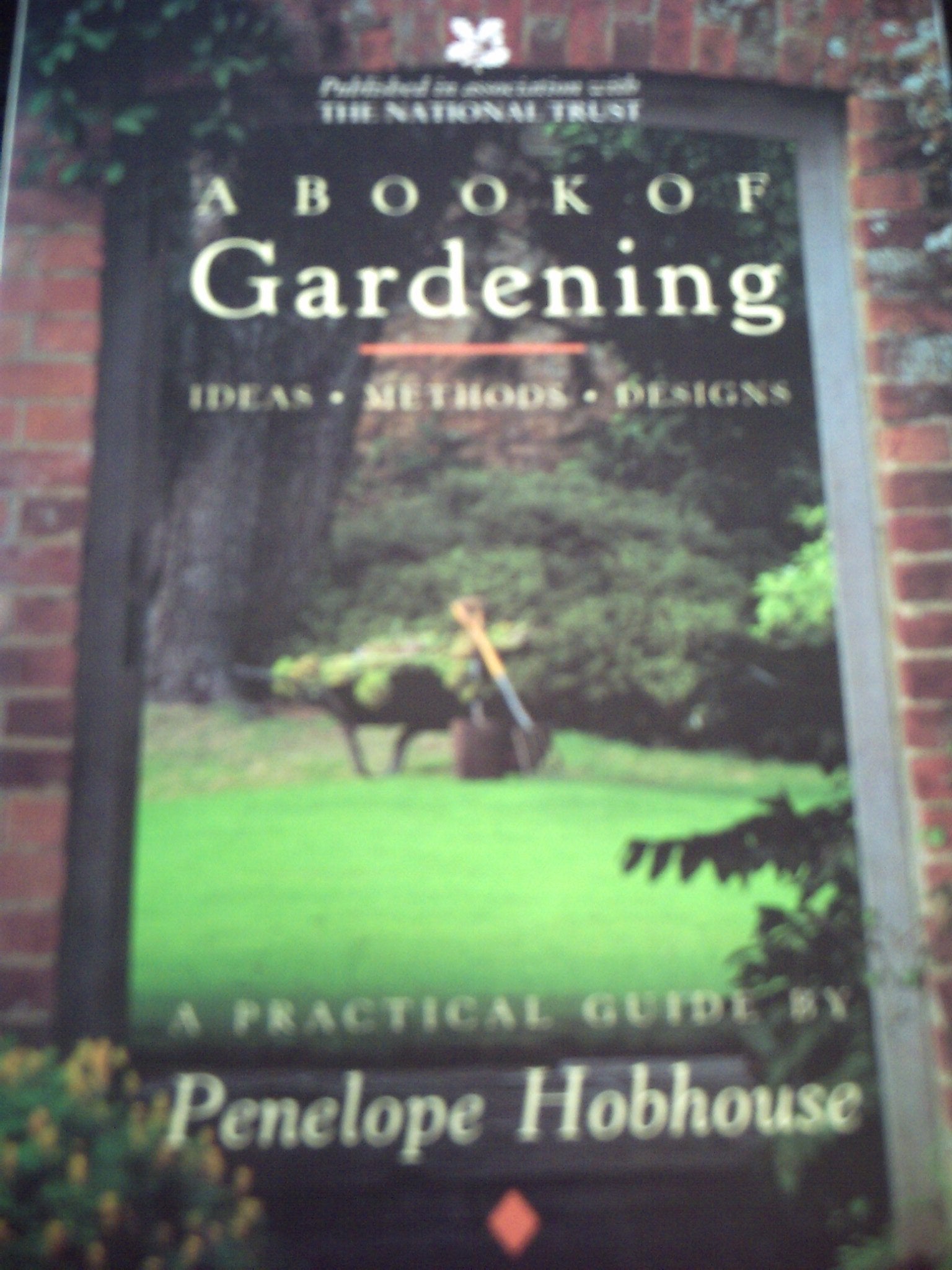 NATIONAL TRUST BOOK OF GARDENI Garden & Plants