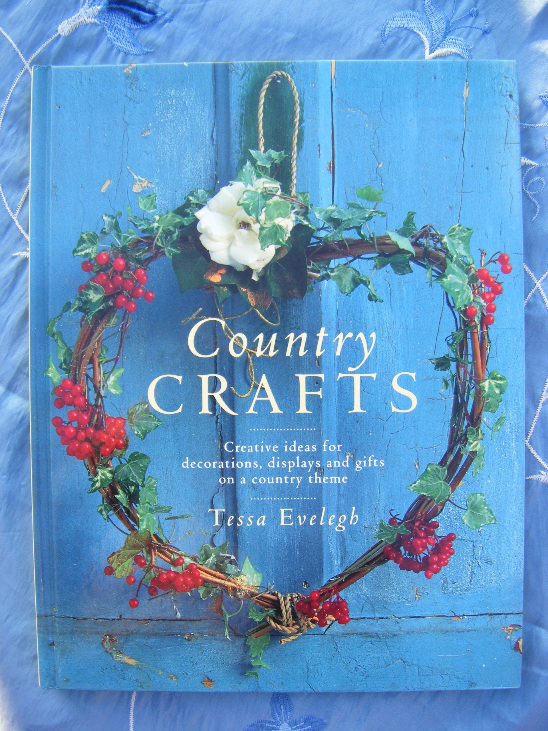 Country Crafts: Creative Ideas for Decorations, Displays and Gifts on a Country Theme book