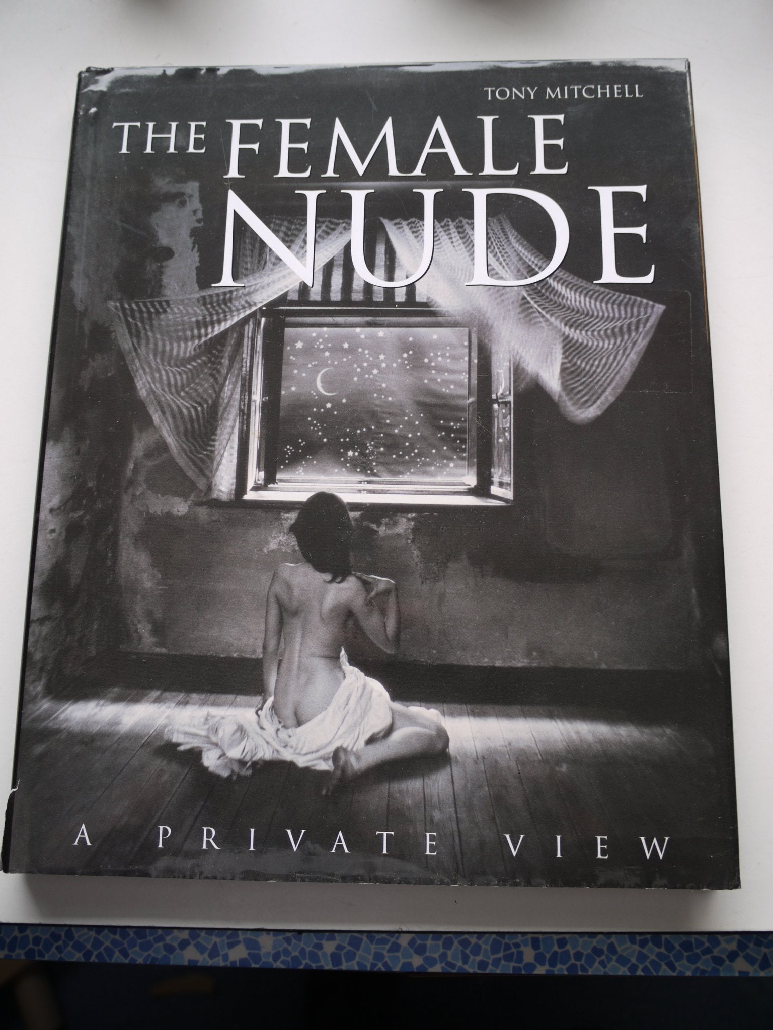 THE FEMALE NUDE: A PRIVATE VIEW. Books