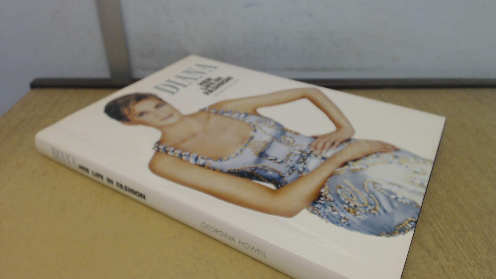 DIANA HER LIFE IN FASHION Art & Literature