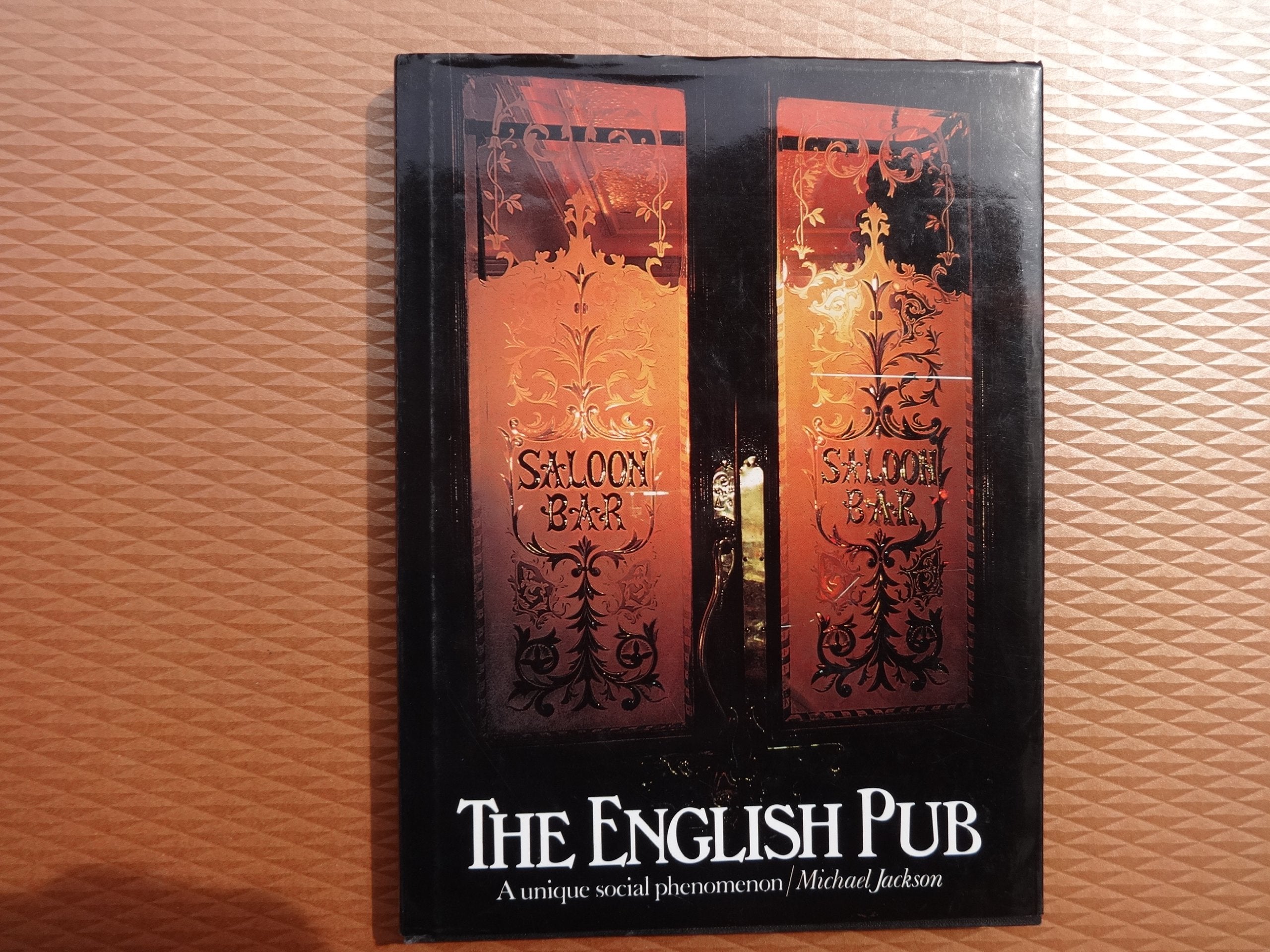 The English Pub. A unique social phenomenon Books