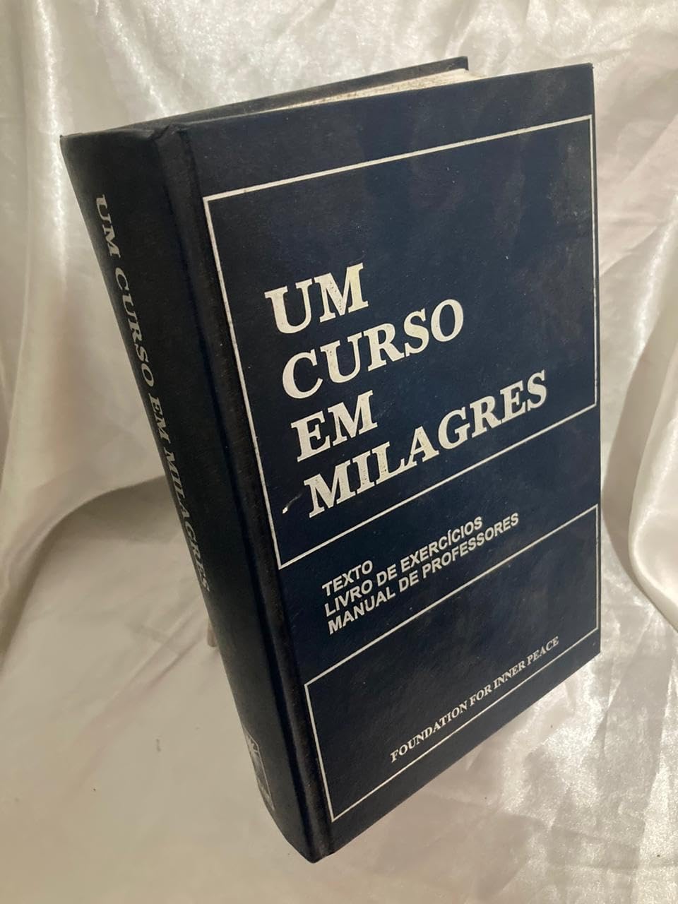 Um Curso Em Milagres: Texto, Livro de Exercicios, Manual de Professores (Port... book