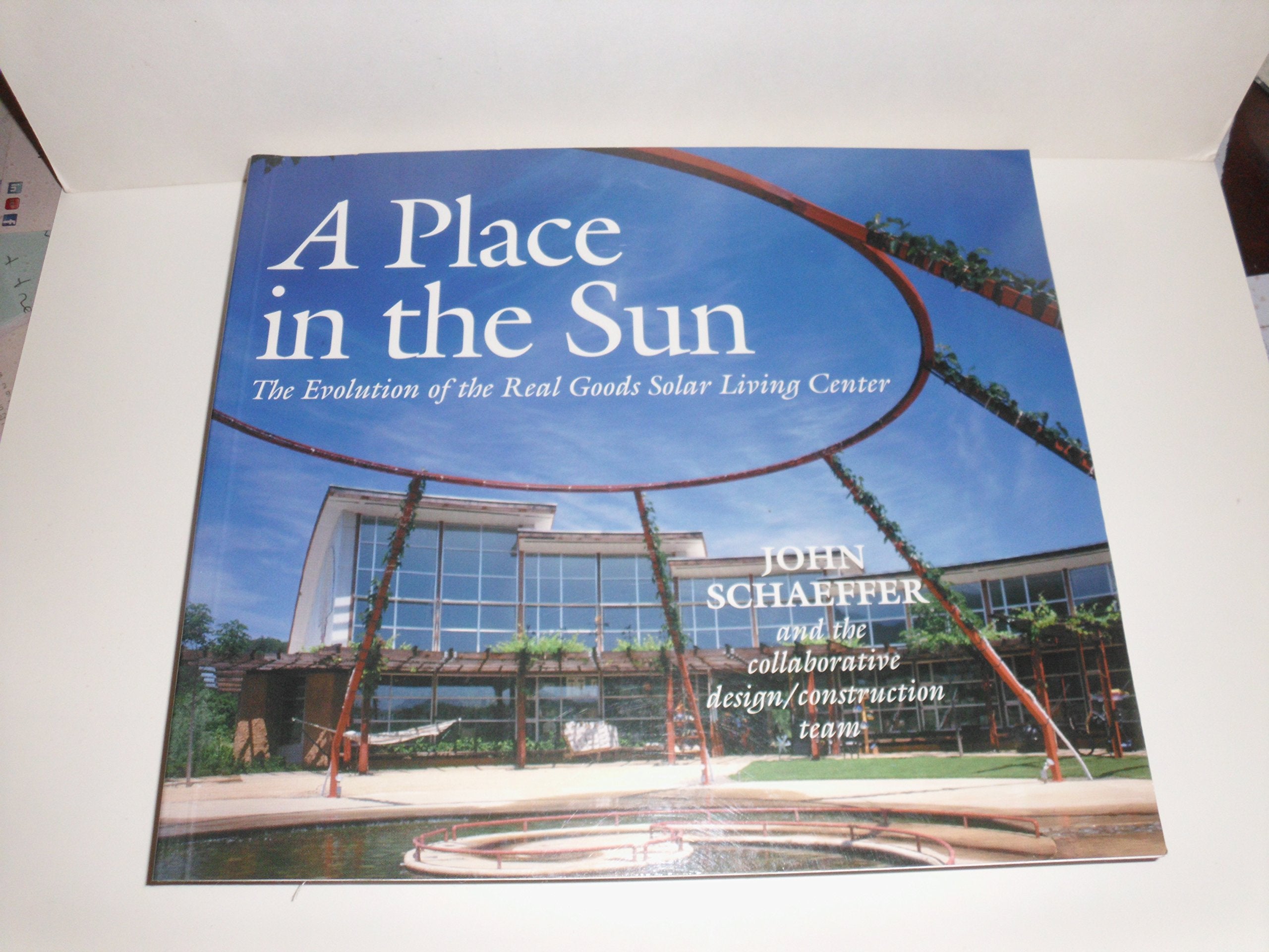 A Place in the Sun: The Evolution of the Real Goods Solar Living Center: Evolution of the Real Goods Solar Living Centre (Real Goods Solar Living Book.) Business, Finance & Career