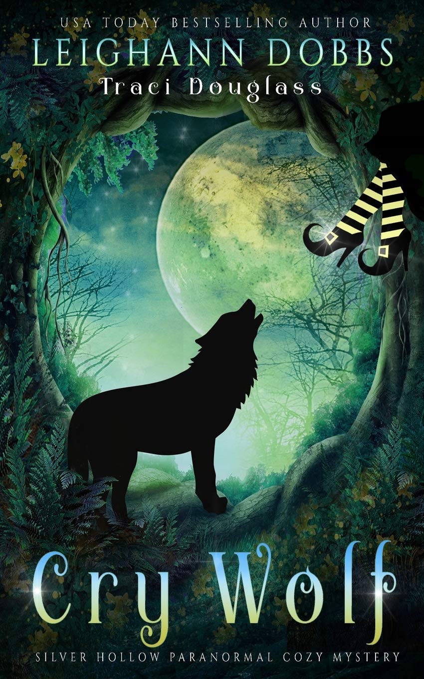 Cry Wolf (Silver Hollow Paranormal Cozy Mystery, Band 4) Contemporary literature
