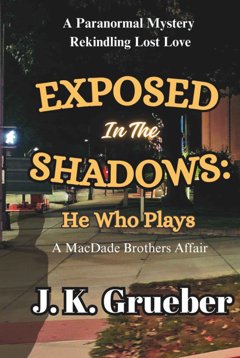 EXPOSED IN THE SHADOWS: He Who Plays: A Paranormal Mystery Rekindling Lost Love (The MacDade Brothers Mysteries, Band 1) Detective & CSI
