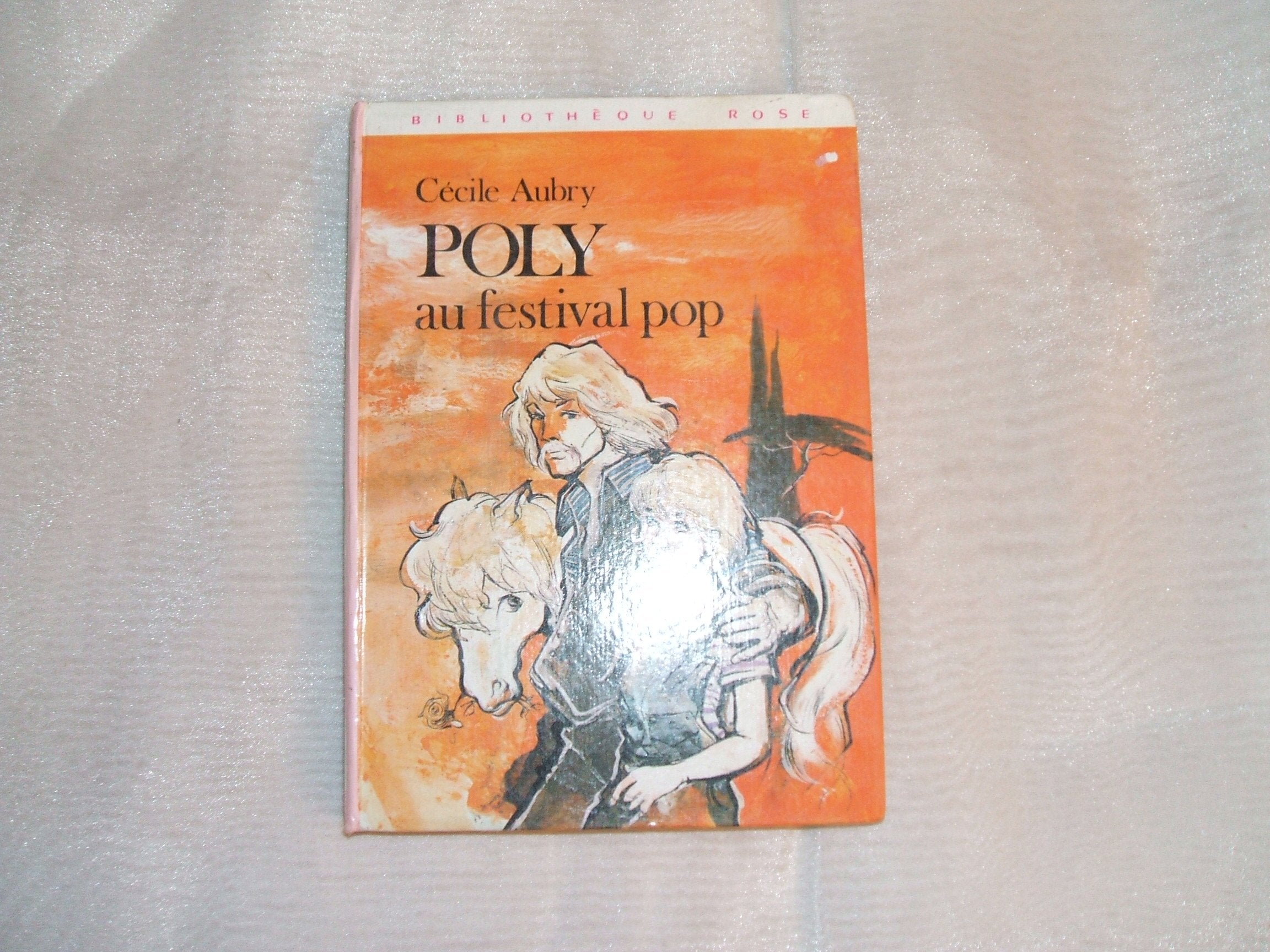 Poly au festival pop (Idéal-bibliothèque) book