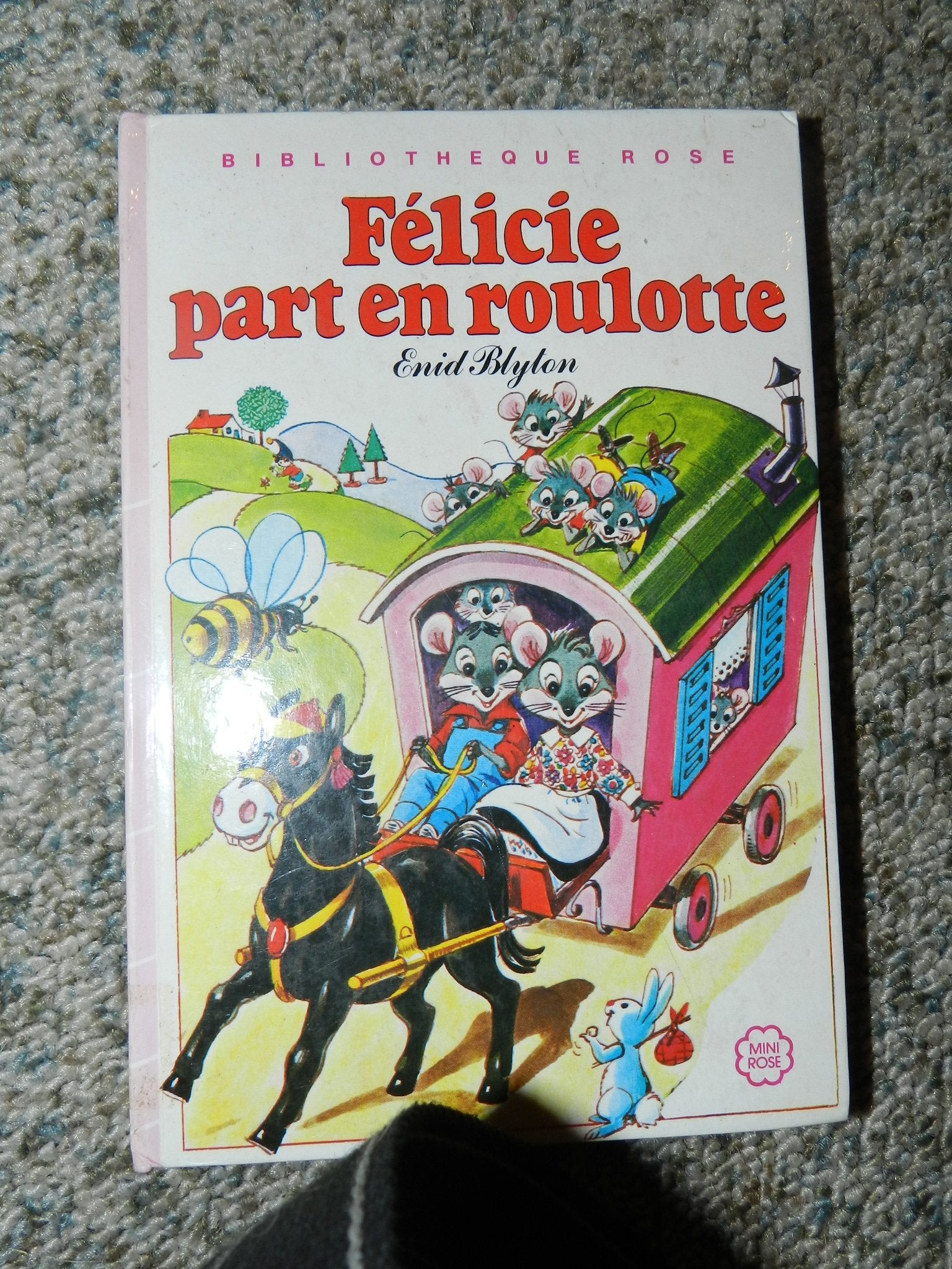 Félicie part en roulotte (Bibliothèque rose) book