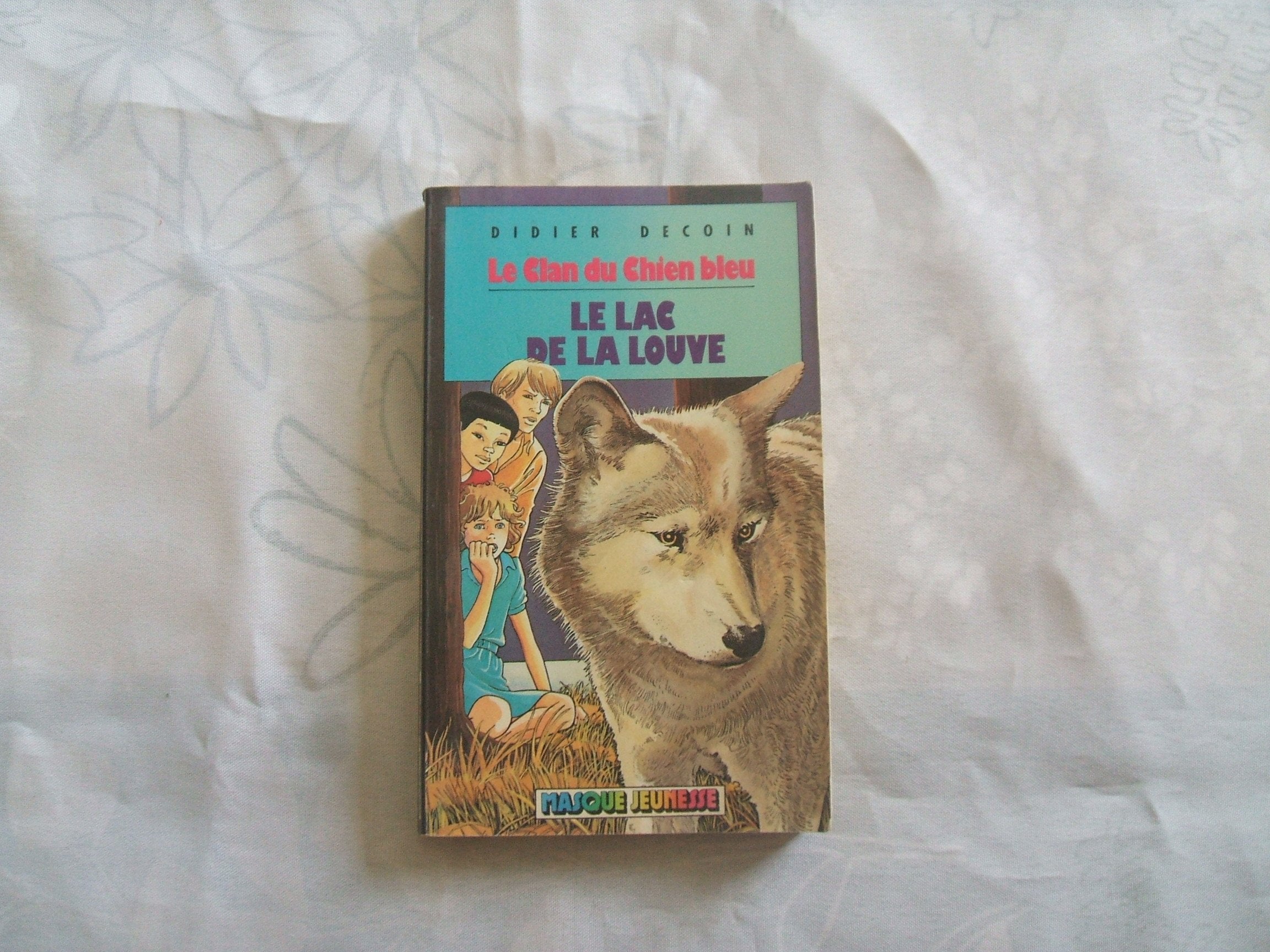 Le lac de la louve (Le clan du chien bleu) book