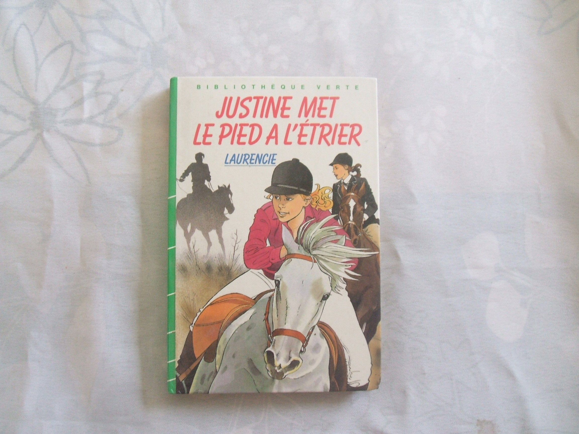 Justine met le pied à l'étrier (Bibliothèque verte) book
