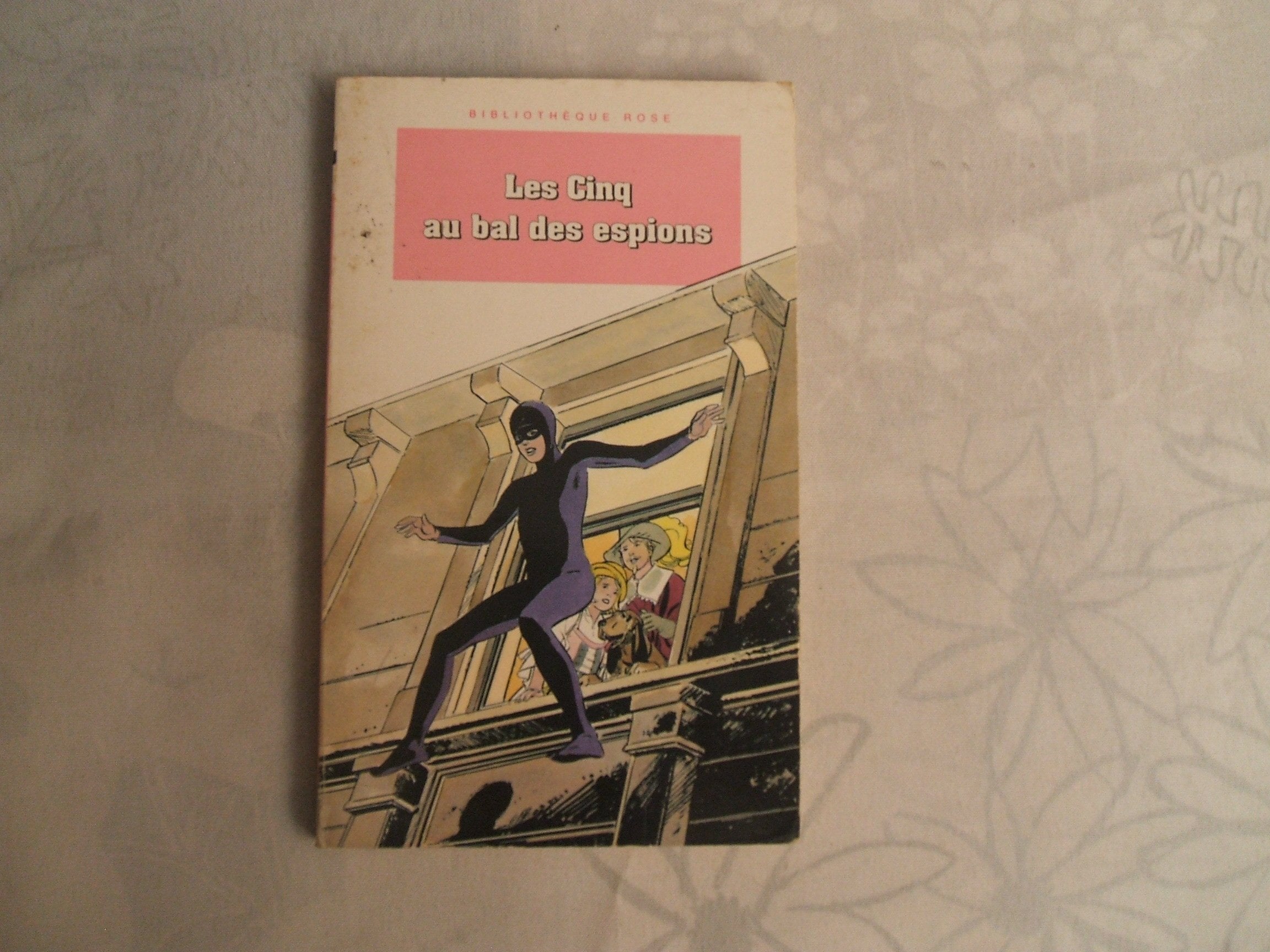 Les Cinq au bal des espions: Une nouvelle aventure des personnages créés par Enid Blyton book