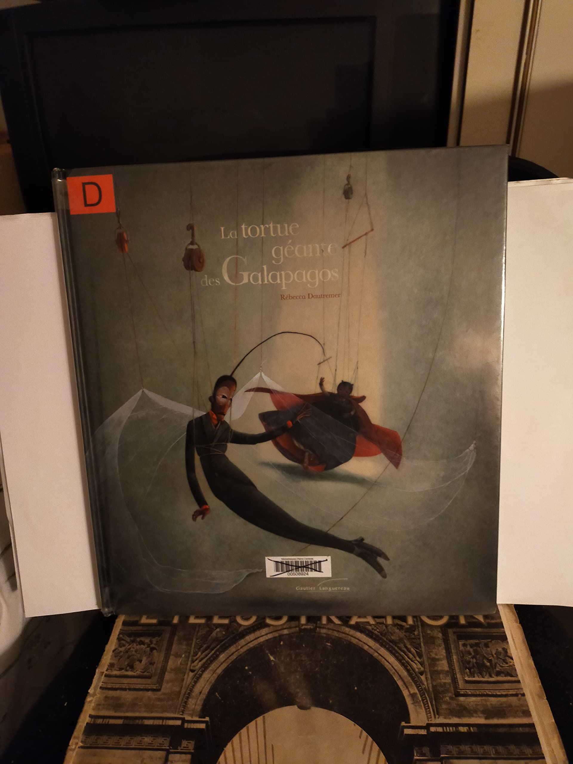 La tortue géante des Galapagos : Tragédie en cinq actes pour une coccinelle, un moustique et 8 animaux de ferme Children's books