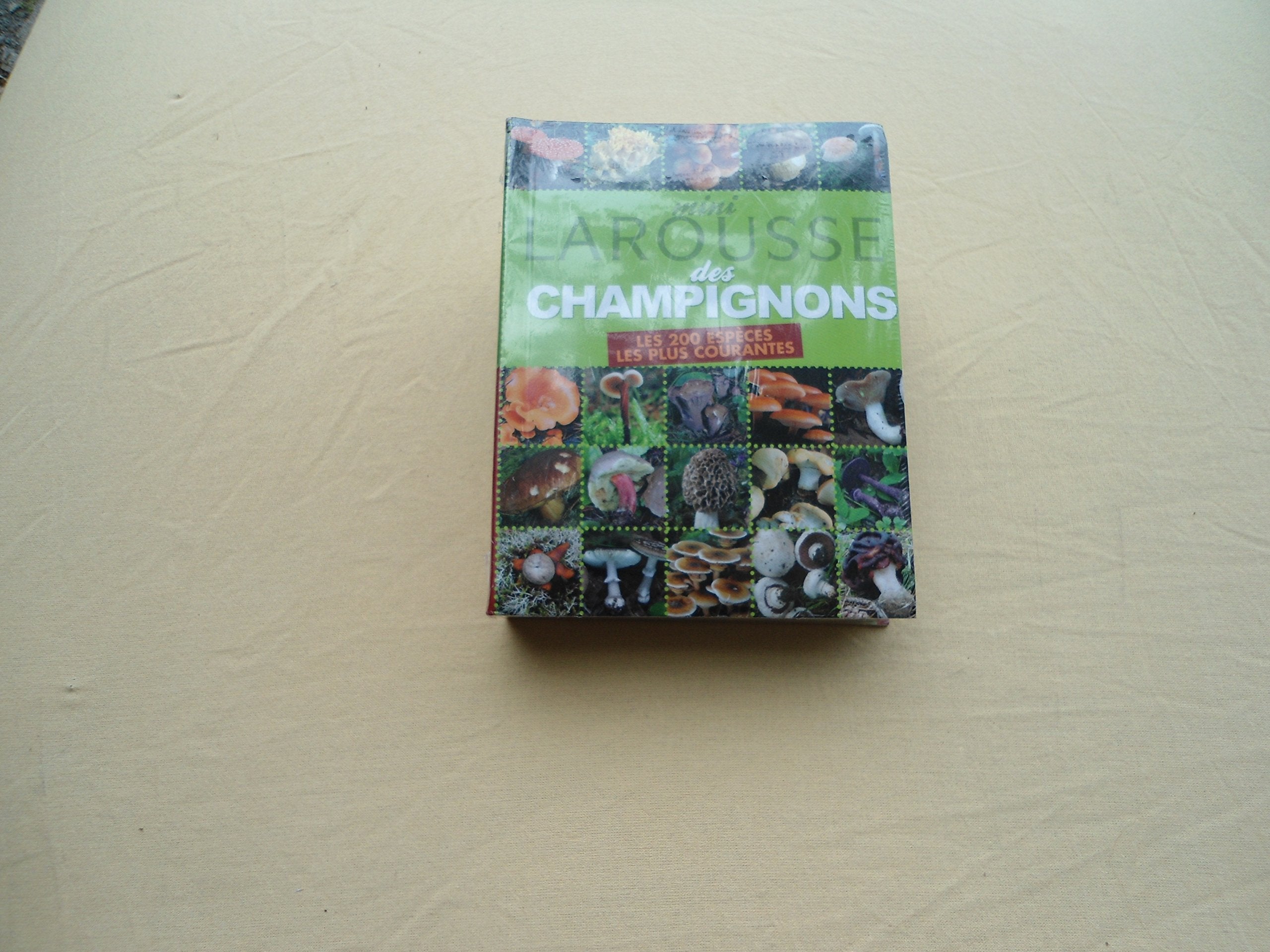 Mini Larousse des Champignons: Les 200 espèces les plus courantes book