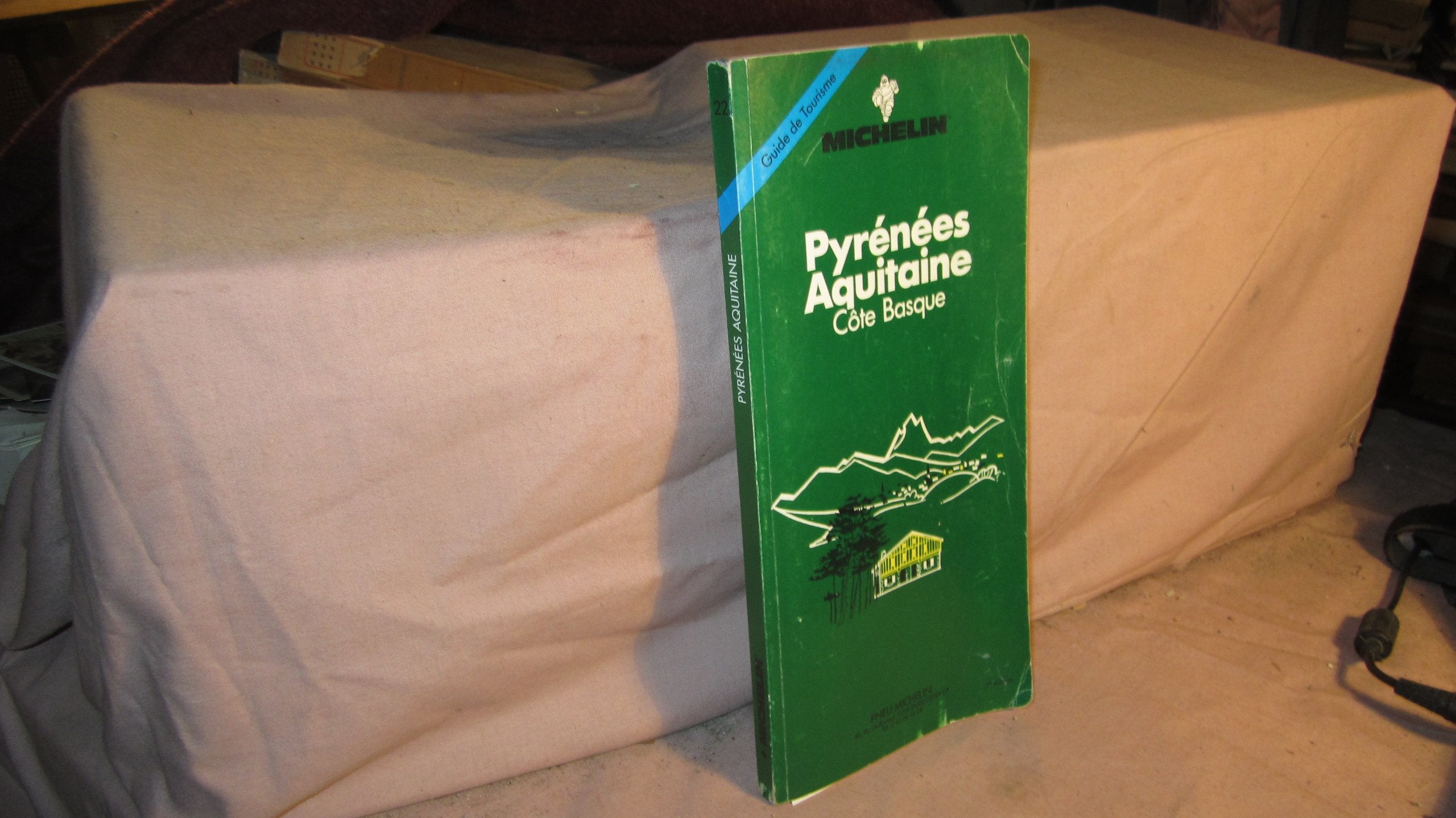 Pyrenees-Aquitaine (Green tourist guides) Leisure, Home & Garden