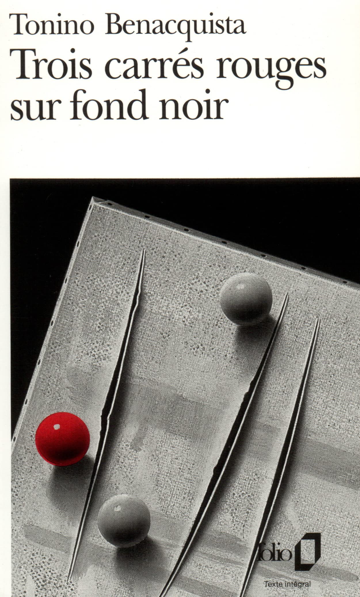 Trois carrés rouges sur fond noir Contemporary literature