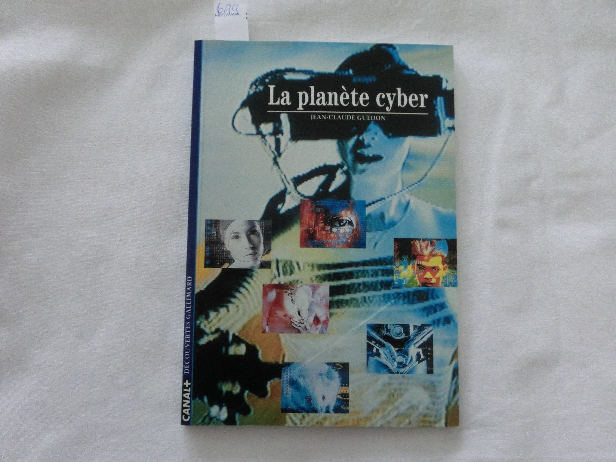 Collection decouvertes gallimard. la planete cyber. Books