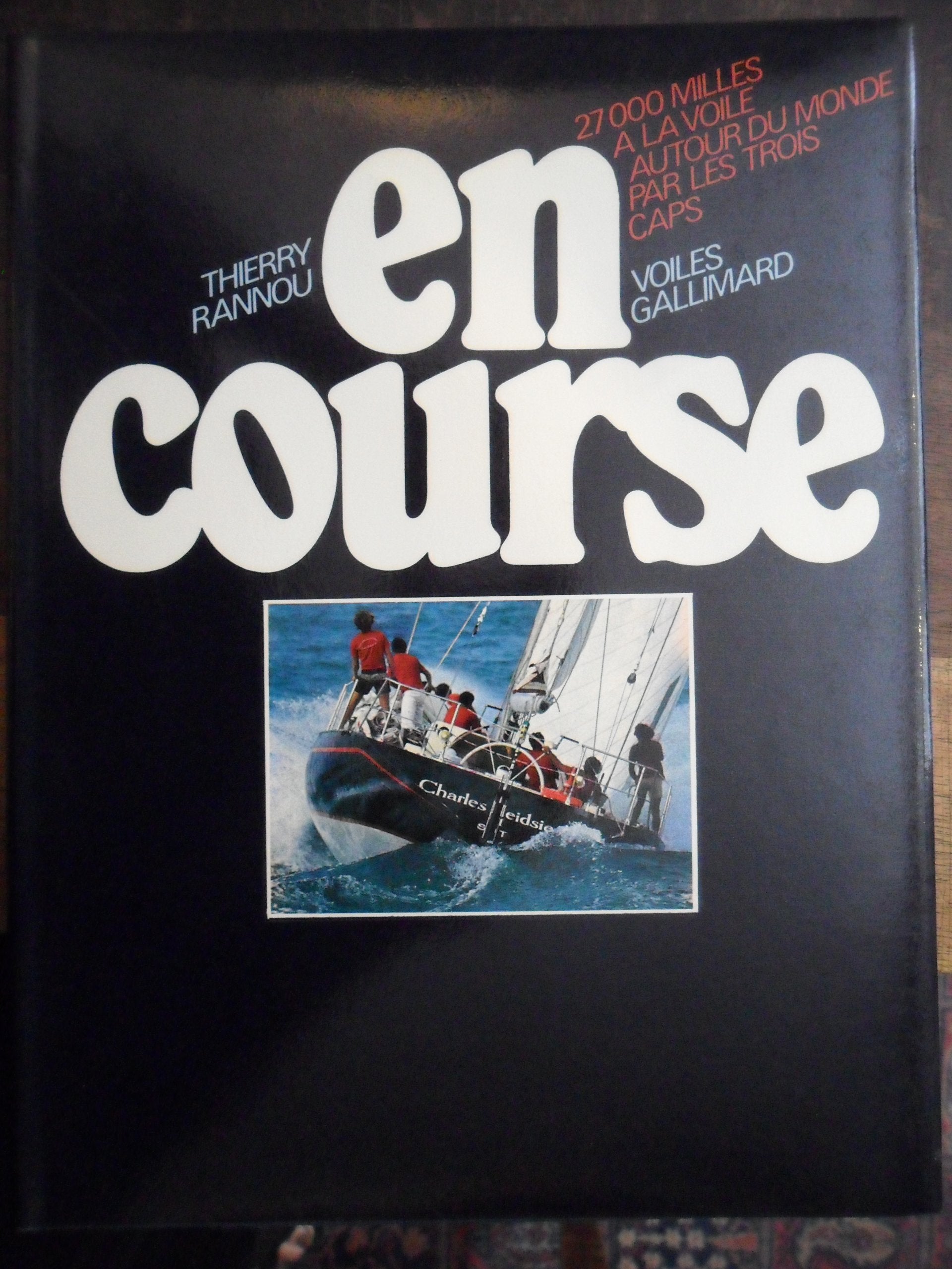 En course 27000 milles à la voile autour du monde par les trois caps: 27 000 MILLES A LA VOILE AUTOUR DU MONDE PAR LES TROIS CAPS Books