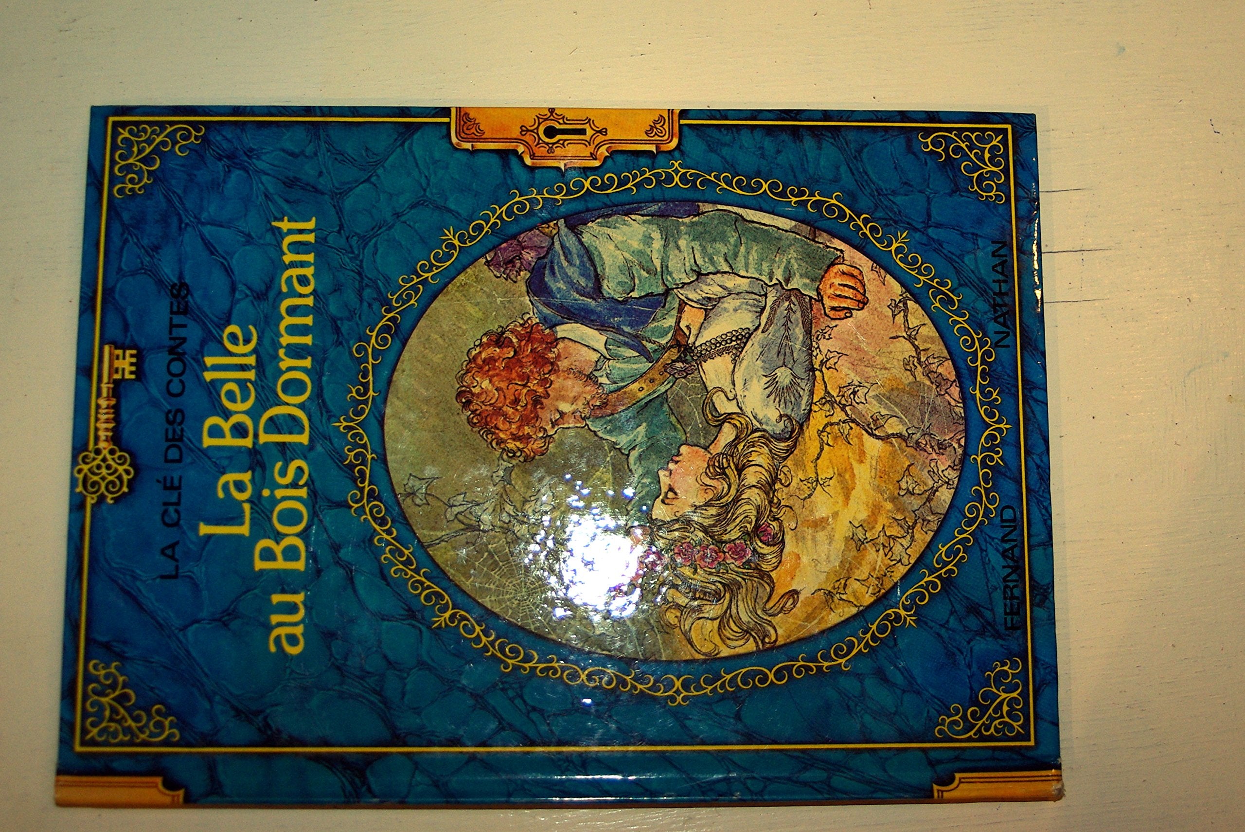 La Belle au bois dormant (La Clé des contes) book