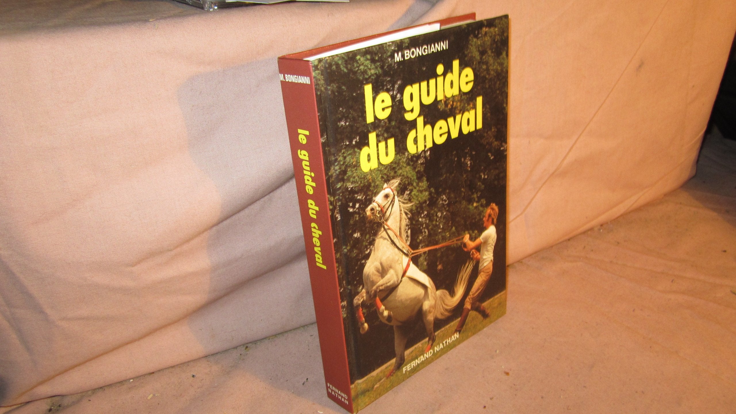 Le Guide du cheval : L'histoire, les caractéristiques, les races, les sports (Un Guide Nathan) book