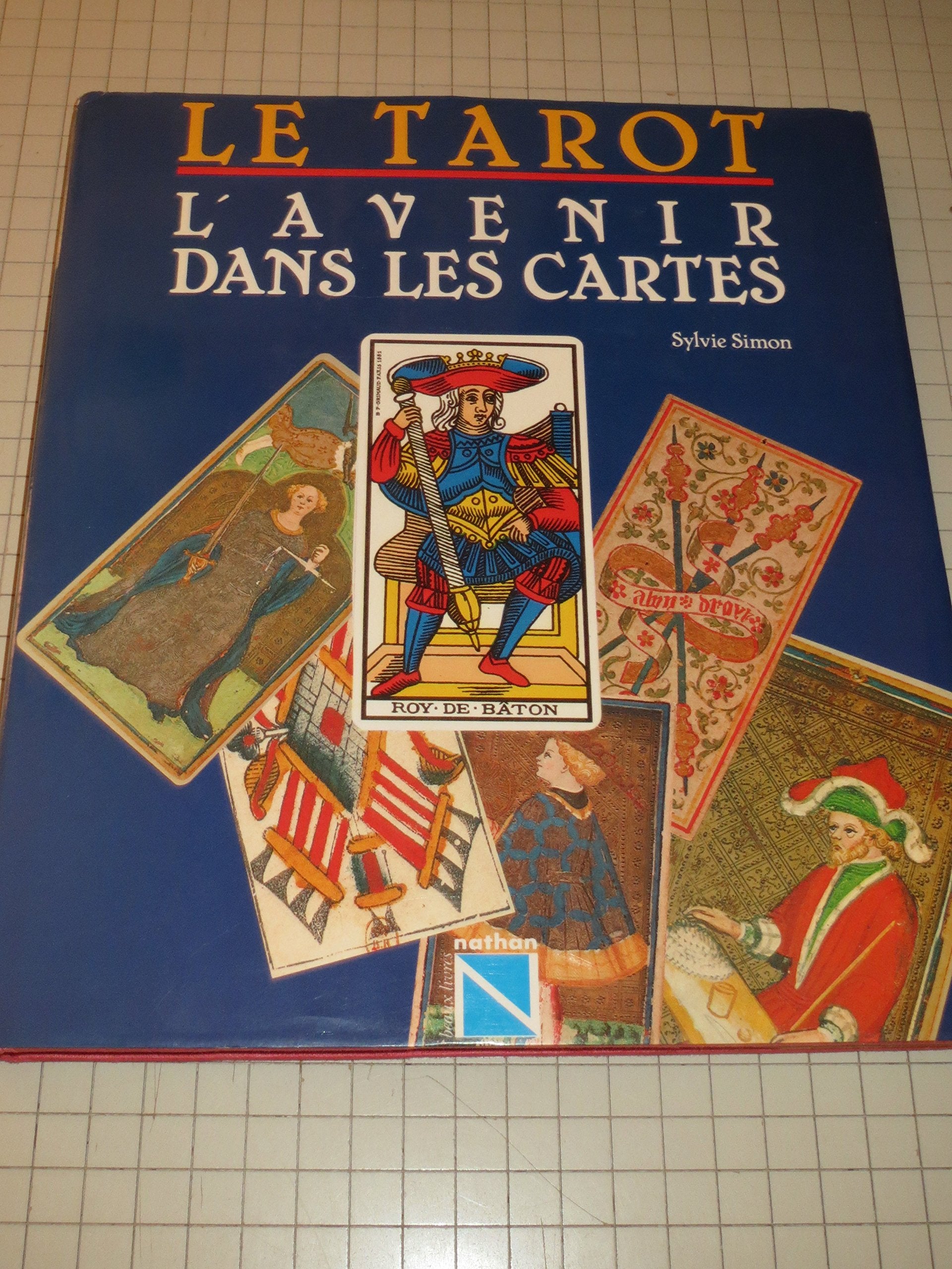 Le tarot : l'avenir dans les cartes book